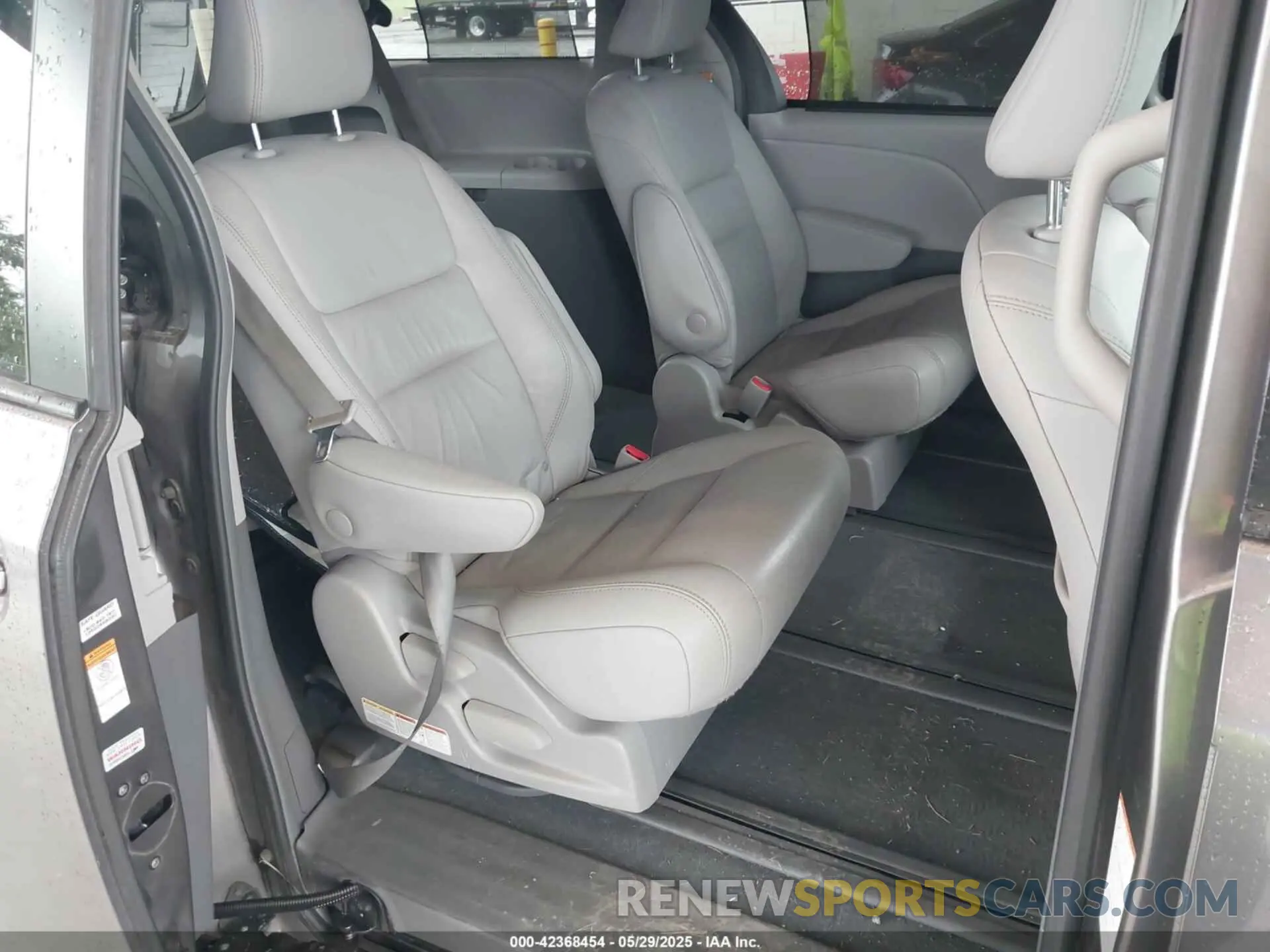 8 Photograph of a damaged car 5TDDZ3DC4KS218164 TOYOTA SIENNA 2019