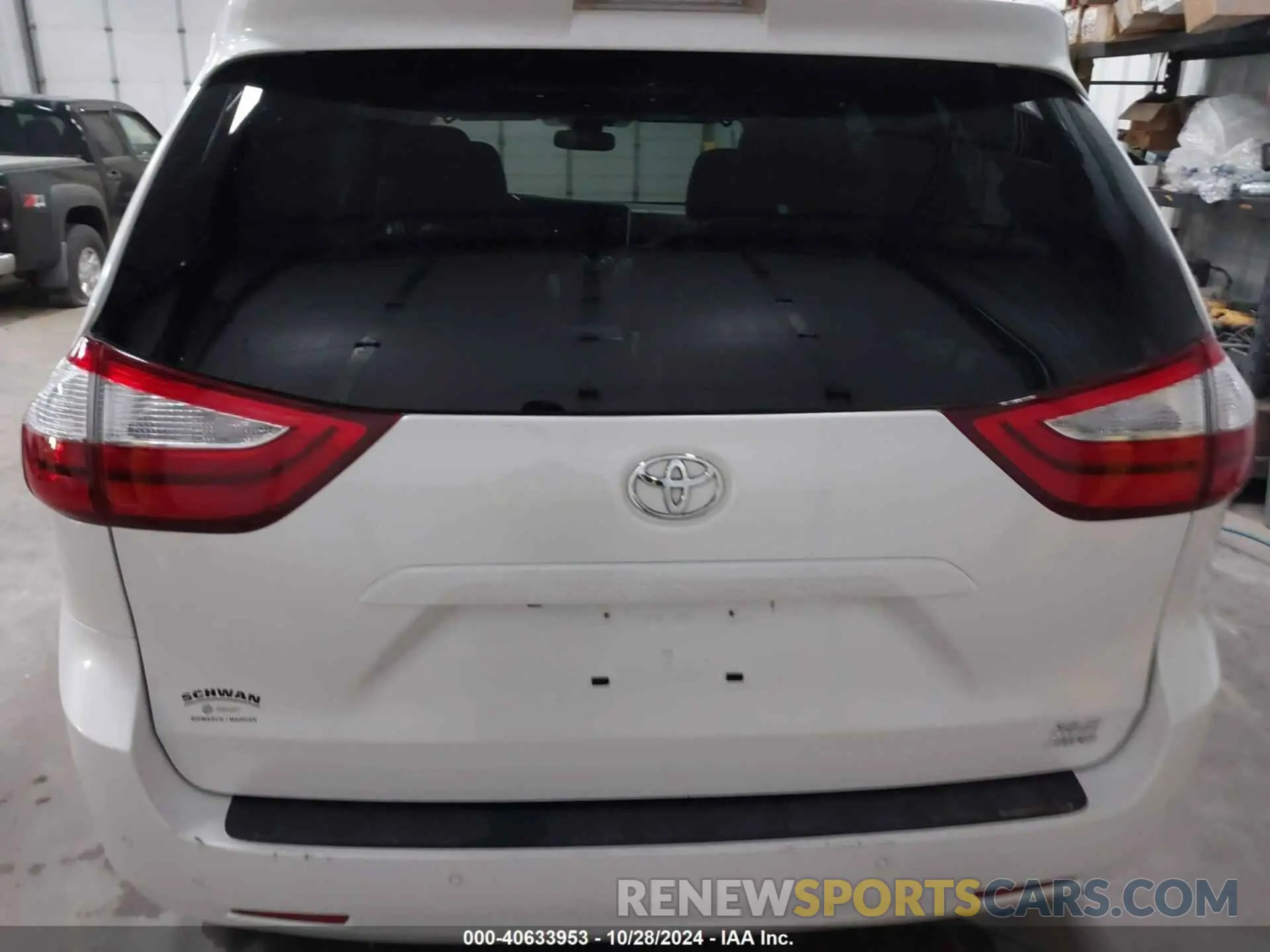 17 Photograph of a damaged car 5TDDZ3DC5KS223244 TOYOTA SIENNA 2019