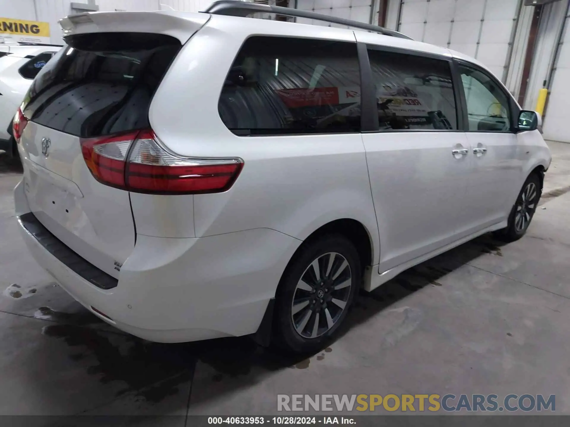 4 Photograph of a damaged car 5TDDZ3DC5KS223244 TOYOTA SIENNA 2019