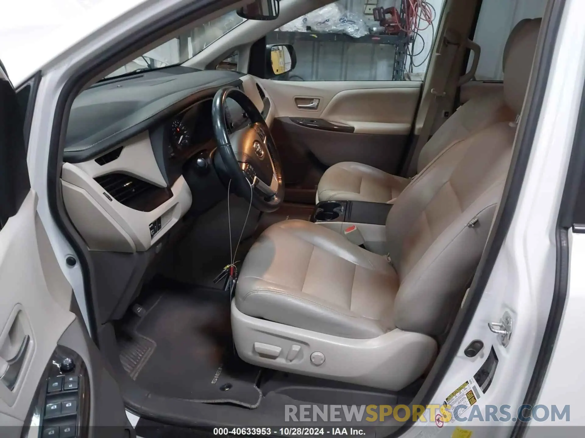 5 Photograph of a damaged car 5TDDZ3DC5KS223244 TOYOTA SIENNA 2019