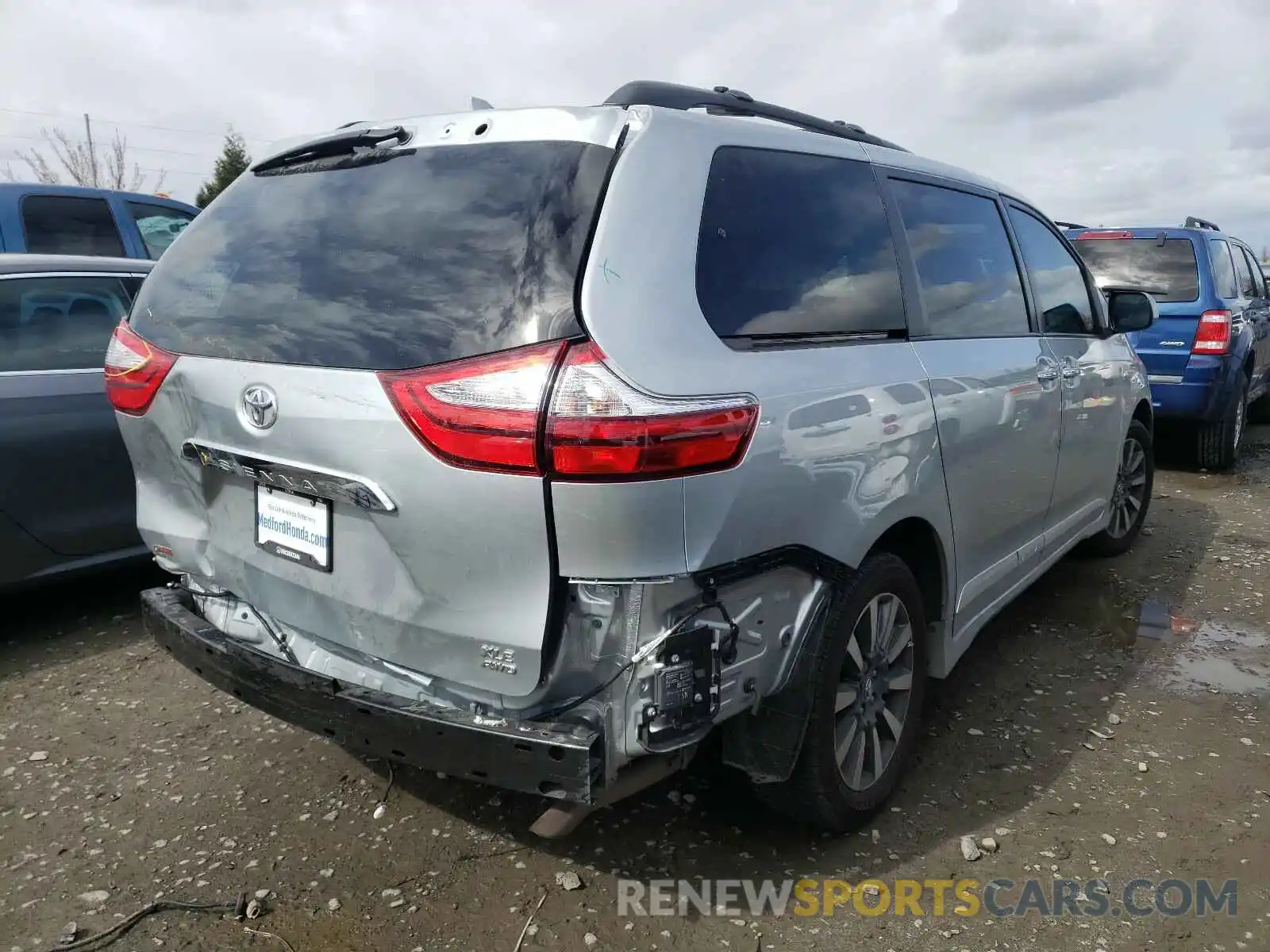 4 Photograph of a damaged car 5TDDZ3DC6KS211720 TOYOTA SIENNA 2019