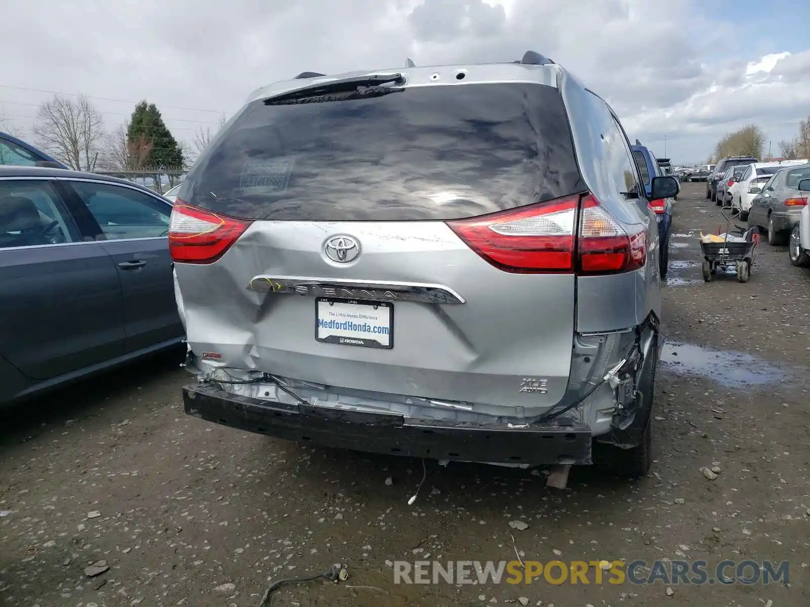 9 Photograph of a damaged car 5TDDZ3DC6KS211720 TOYOTA SIENNA 2019