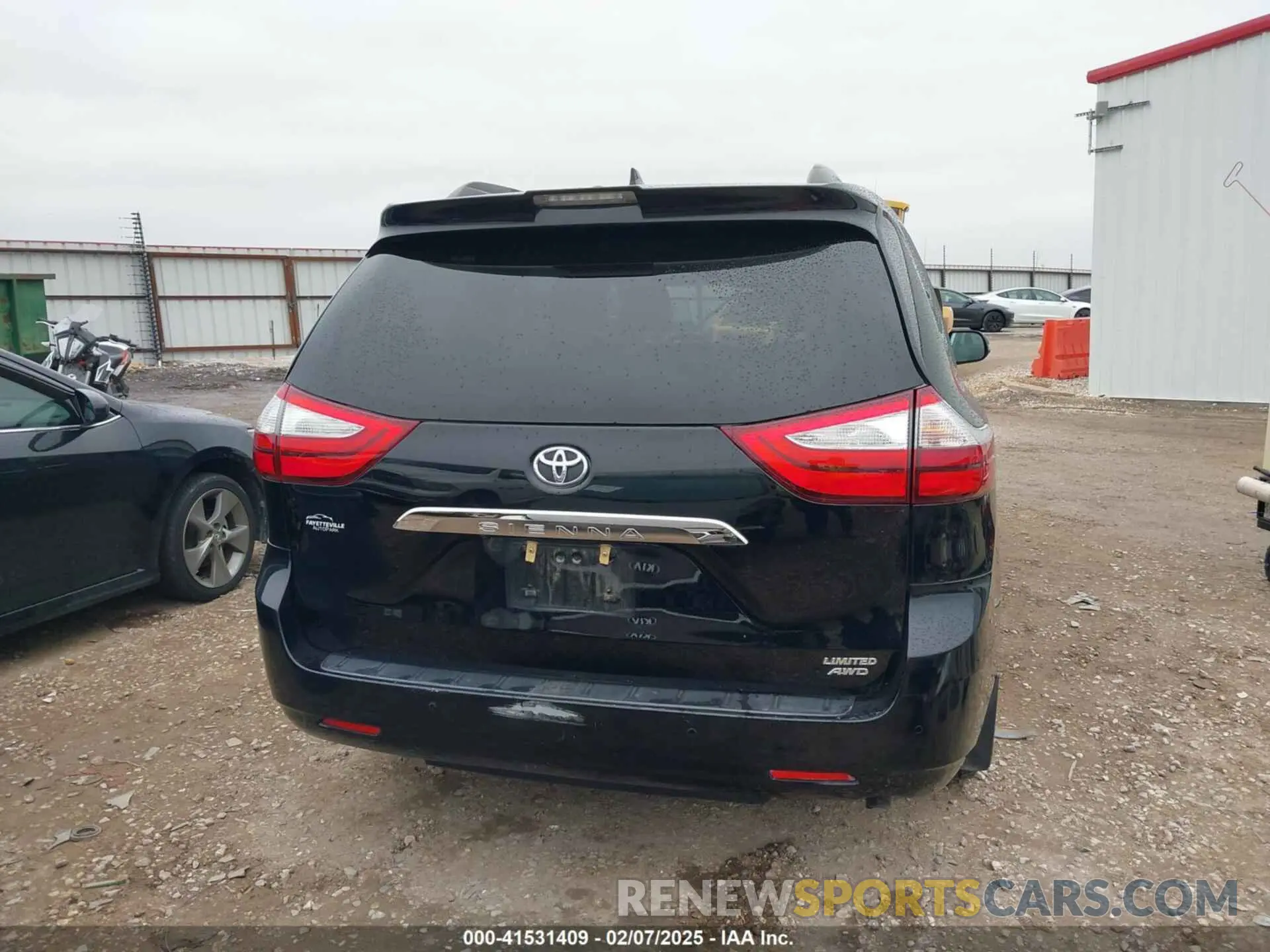 17 Photograph of a damaged car 5TDDZ3DC6KS214553 TOYOTA SIENNA 2019