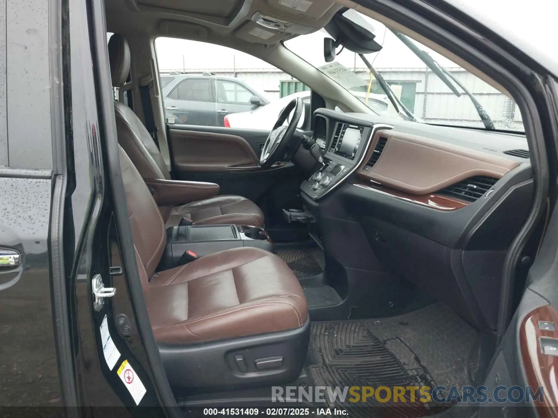 5 Photograph of a damaged car 5TDDZ3DC6KS214553 TOYOTA SIENNA 2019
