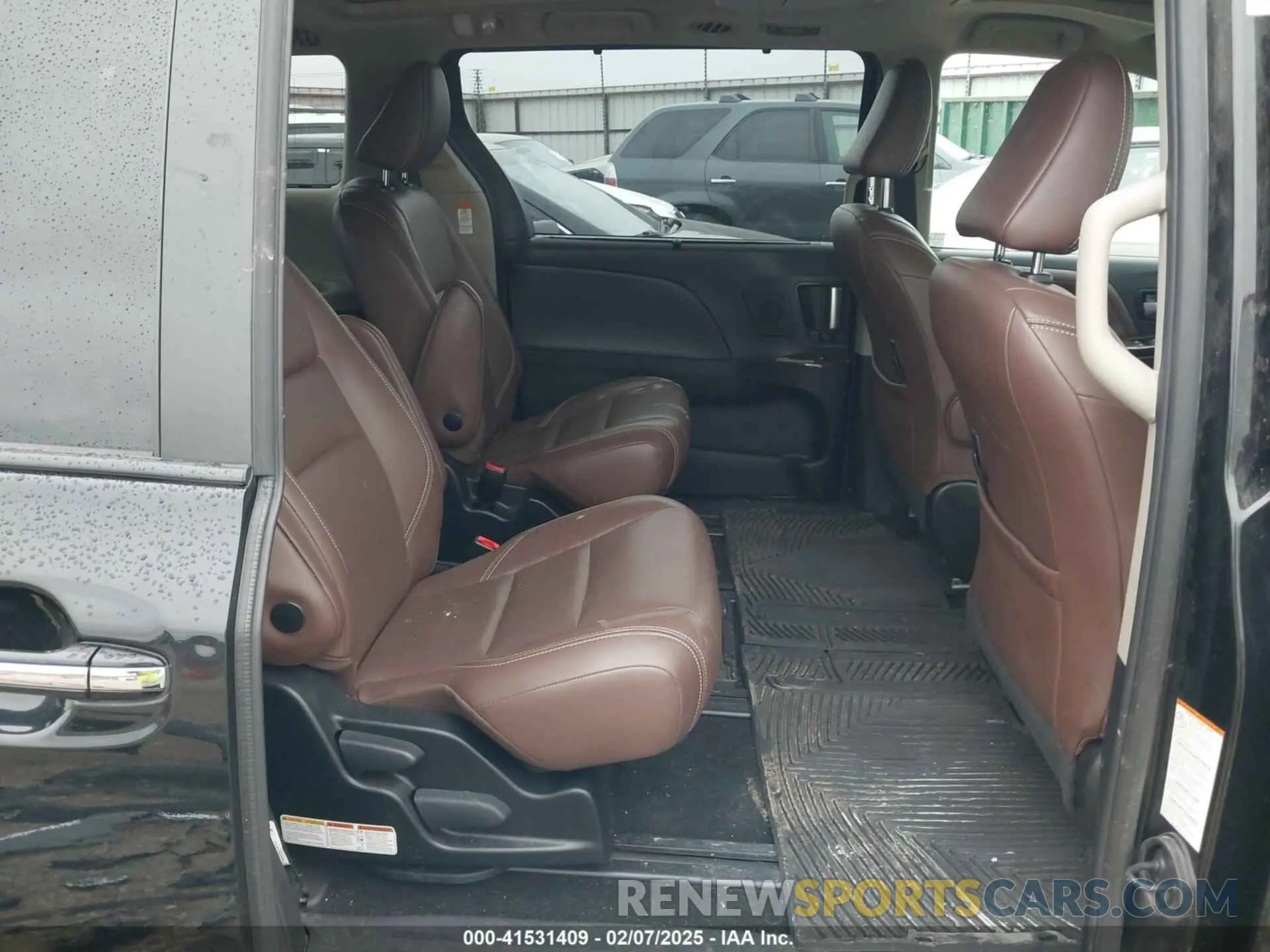 8 Photograph of a damaged car 5TDDZ3DC6KS214553 TOYOTA SIENNA 2019