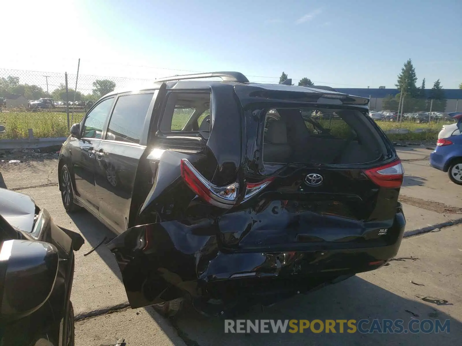 3 Photograph of a damaged car 5TDDZ3DC6KS220482 TOYOTA SIENNA 2019