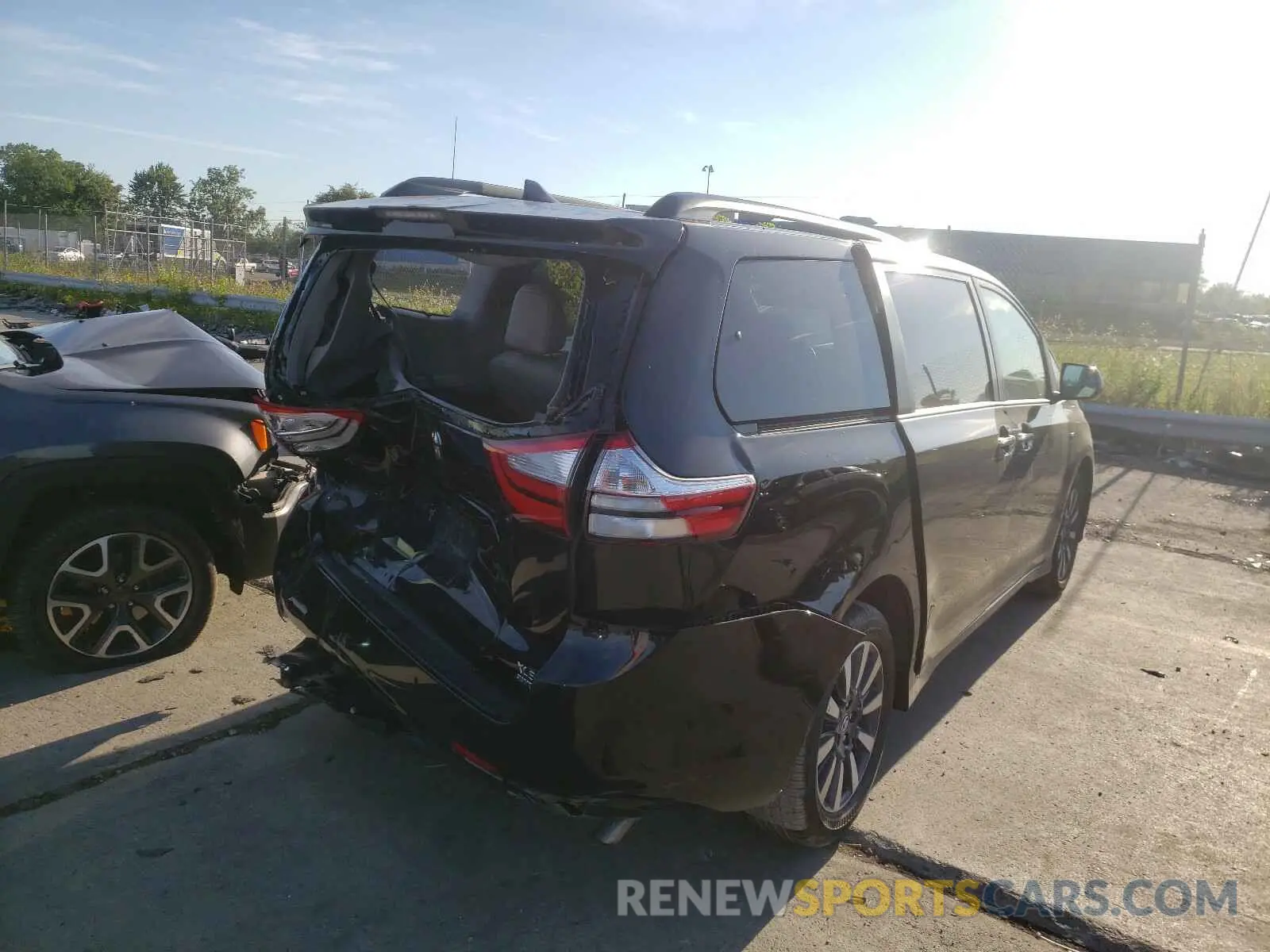 4 Photograph of a damaged car 5TDDZ3DC6KS220482 TOYOTA SIENNA 2019