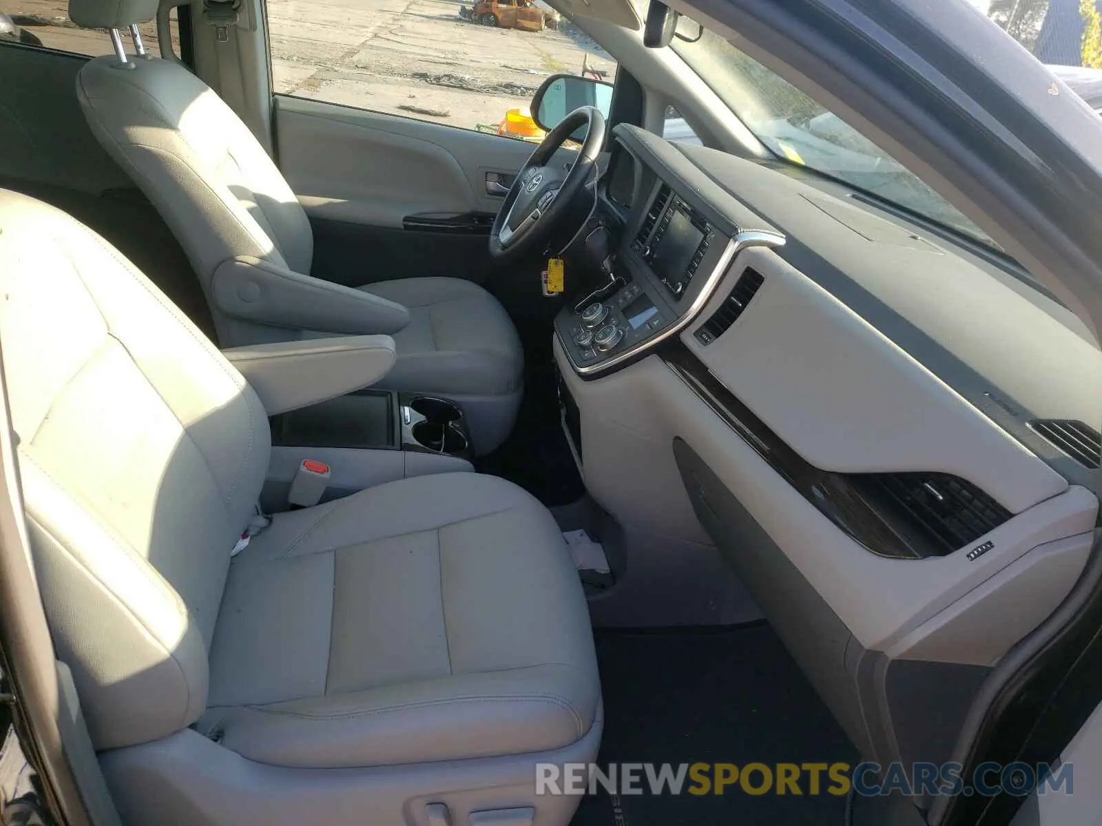5 Photograph of a damaged car 5TDDZ3DC6KS220482 TOYOTA SIENNA 2019