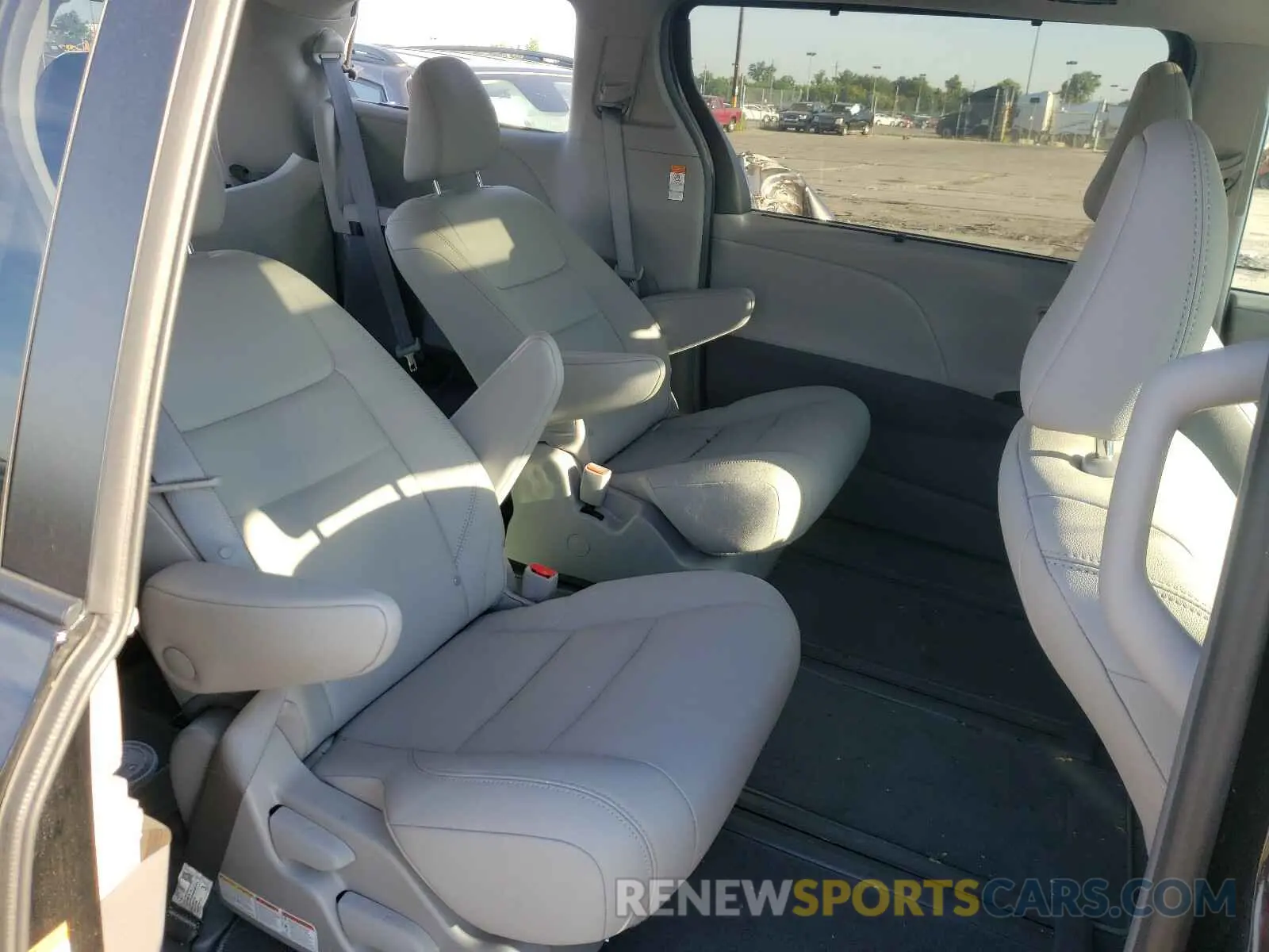 6 Photograph of a damaged car 5TDDZ3DC6KS220482 TOYOTA SIENNA 2019