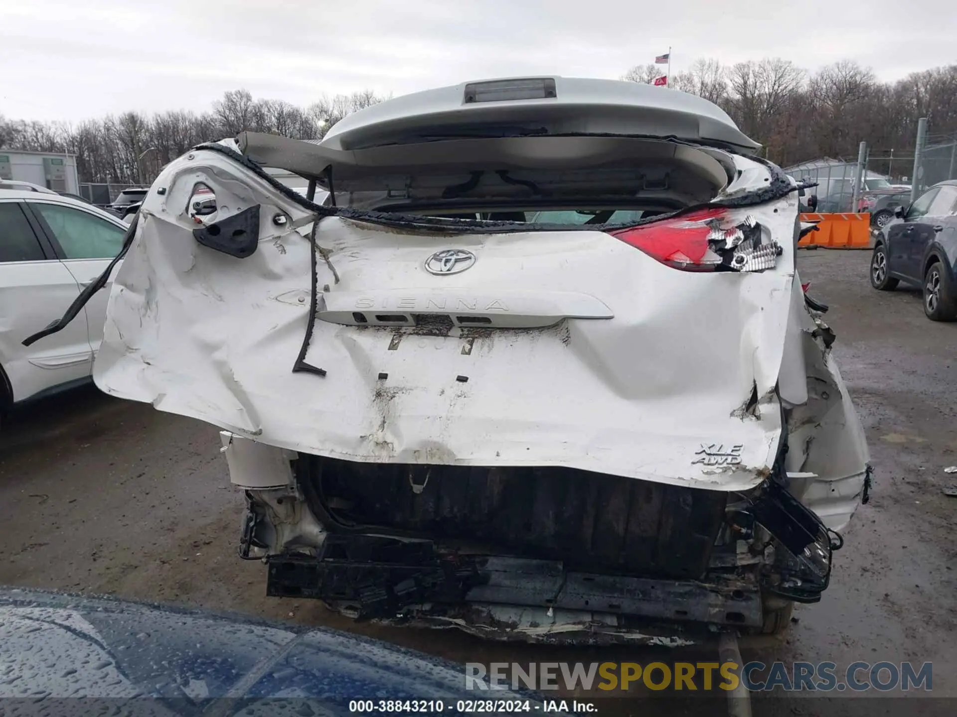 17 Photograph of a damaged car 5TDDZ3DC7KS212438 TOYOTA SIENNA 2019