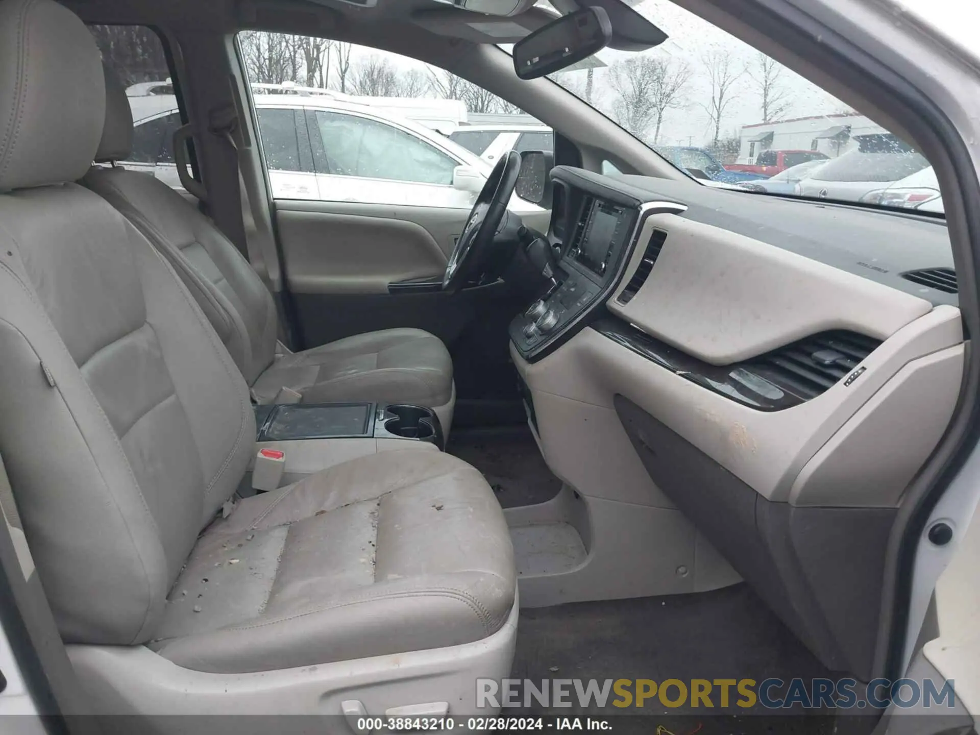 5 Photograph of a damaged car 5TDDZ3DC7KS212438 TOYOTA SIENNA 2019