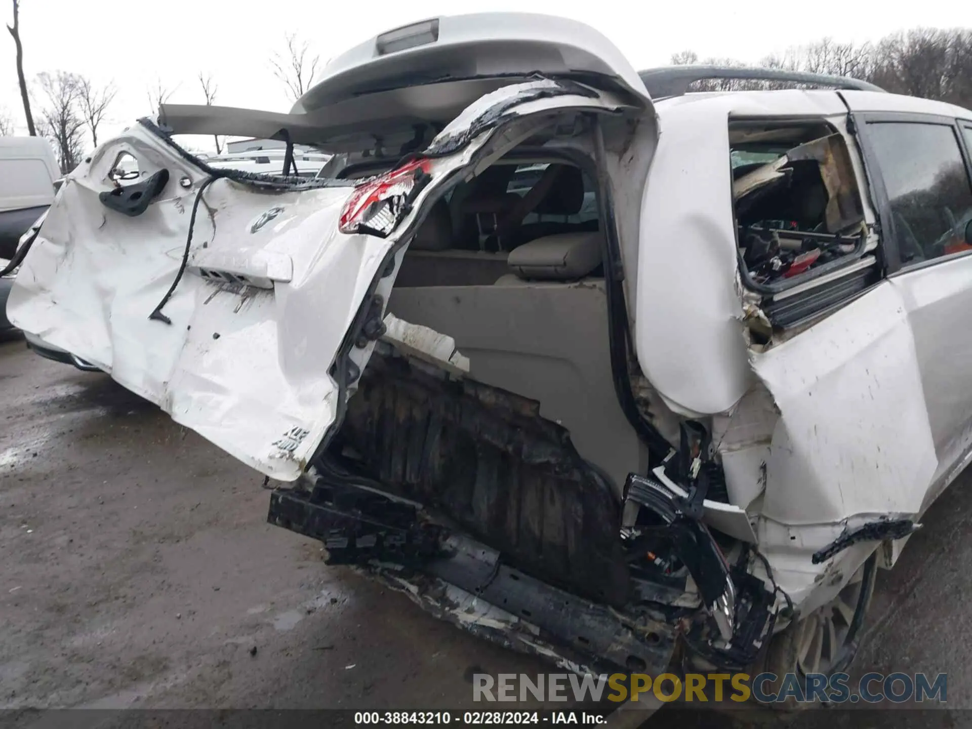 6 Photograph of a damaged car 5TDDZ3DC7KS212438 TOYOTA SIENNA 2019