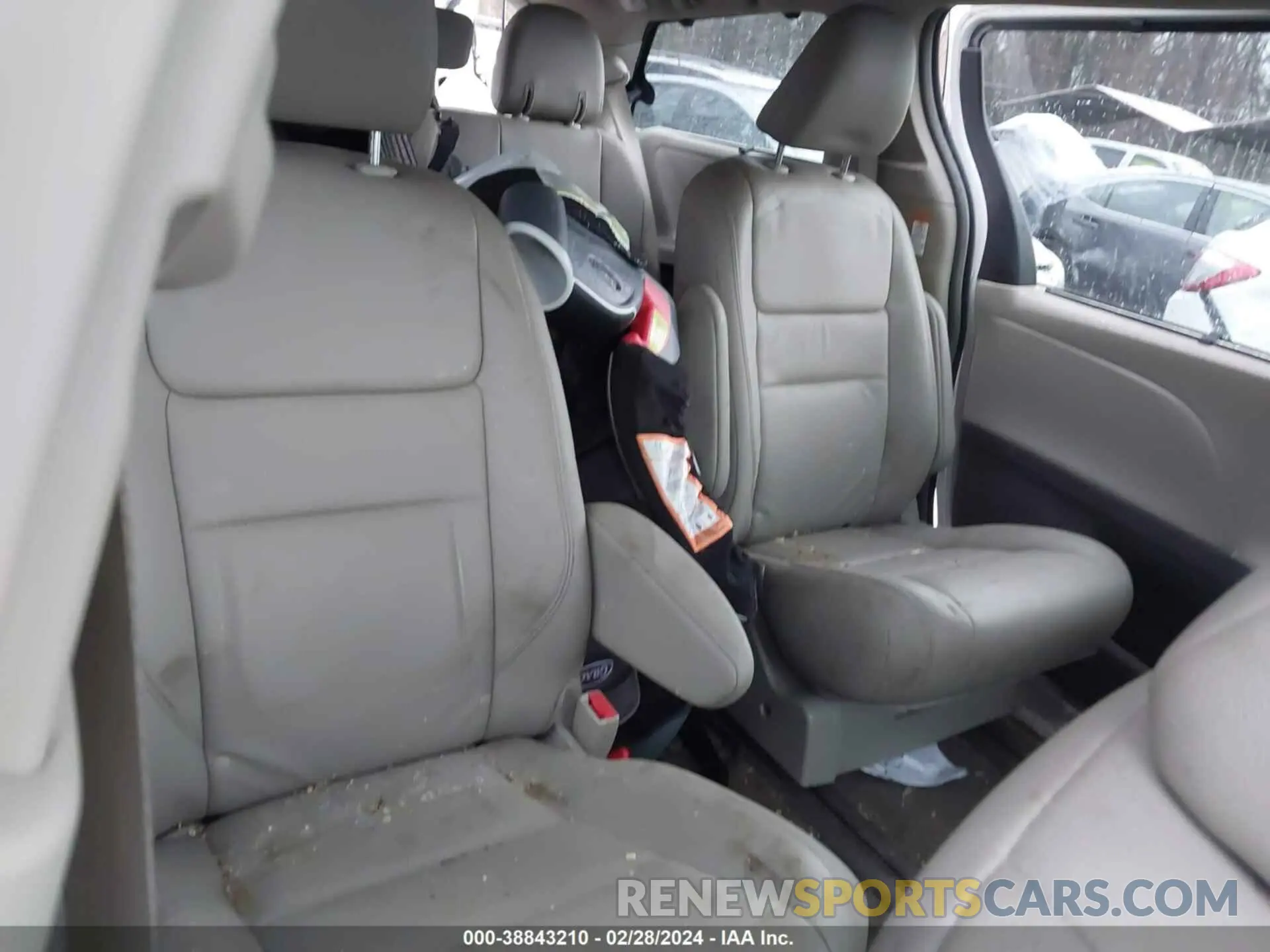 8 Photograph of a damaged car 5TDDZ3DC7KS212438 TOYOTA SIENNA 2019