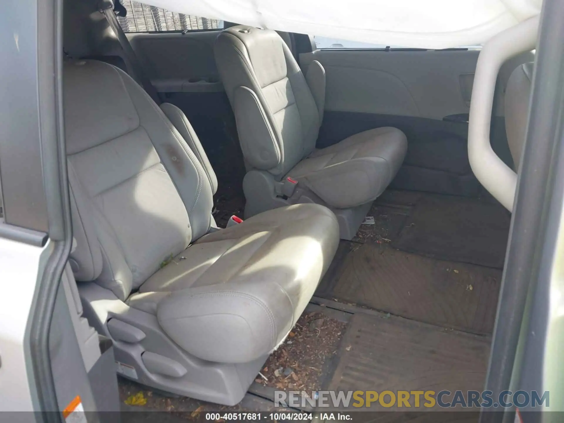 8 Photograph of a damaged car 5TDDZ3DC7KS227408 TOYOTA SIENNA 2019