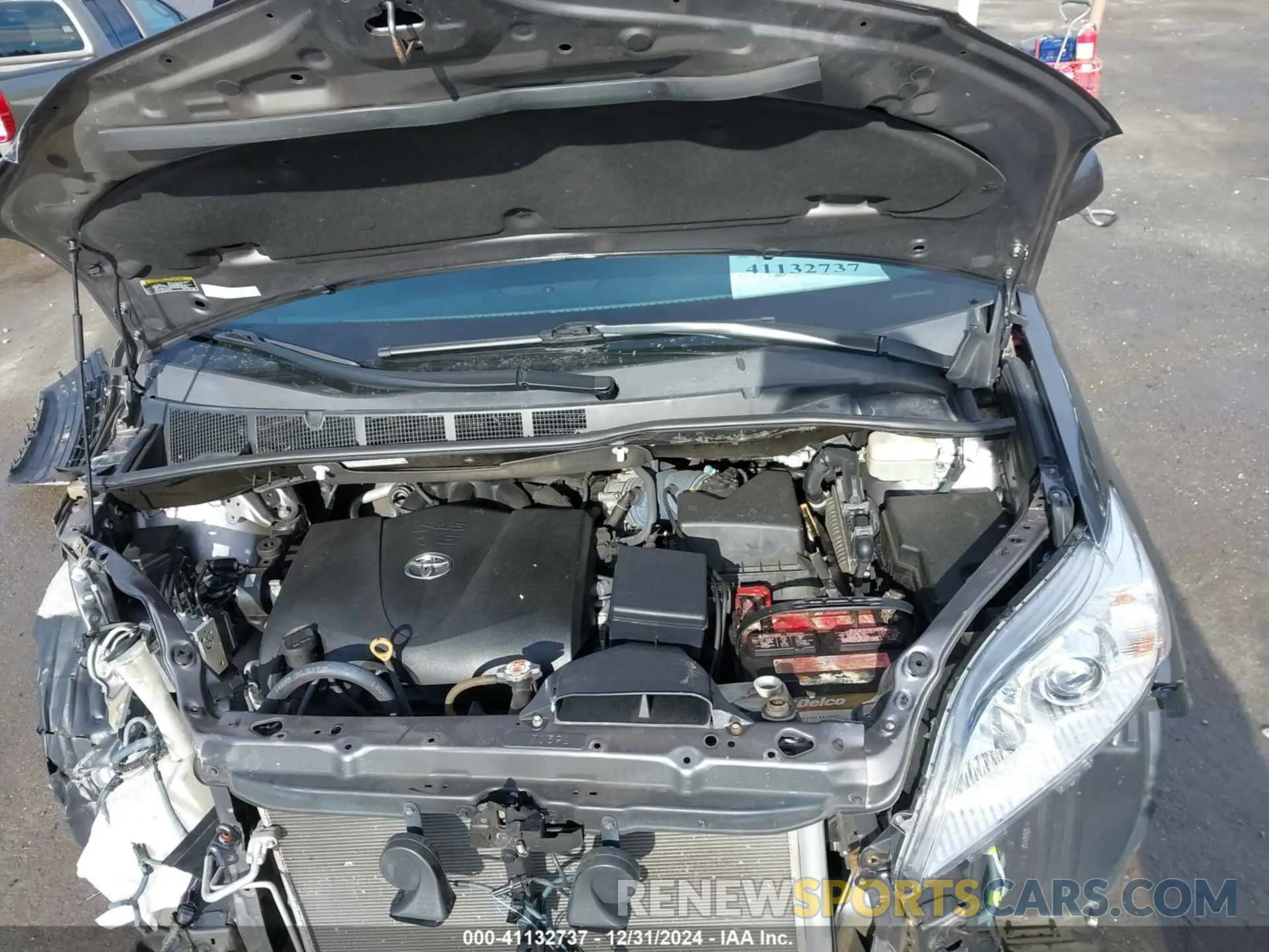 10 Photograph of a damaged car 5TDDZ3DC8KS211637 TOYOTA SIENNA 2019
