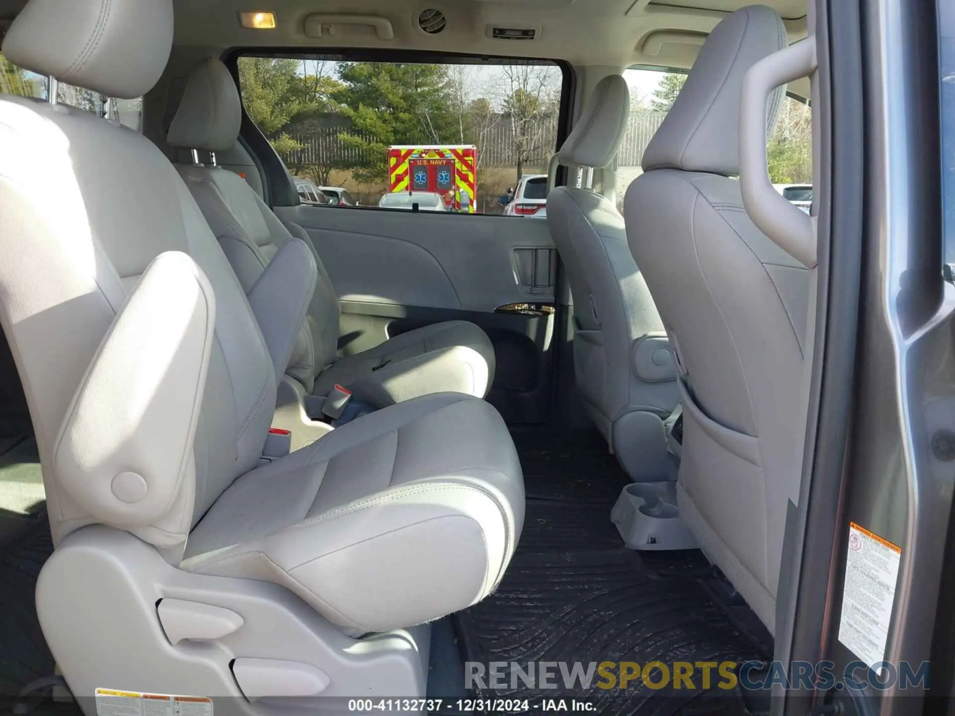 8 Photograph of a damaged car 5TDDZ3DC8KS211637 TOYOTA SIENNA 2019