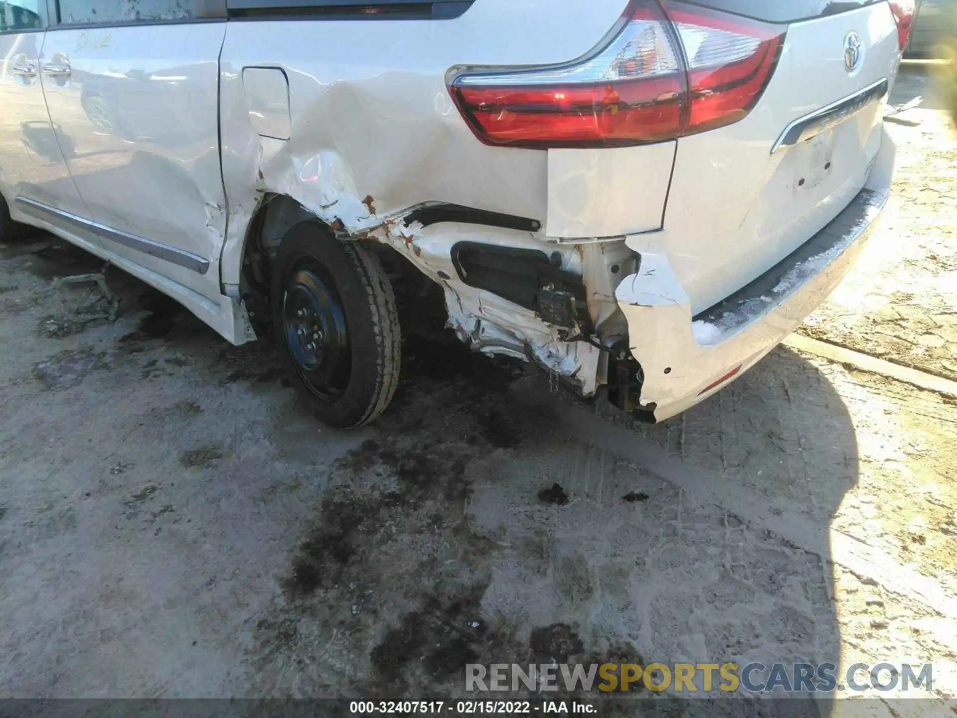 6 Photograph of a damaged car 5TDDZ3DC8KS214702 TOYOTA SIENNA 2019