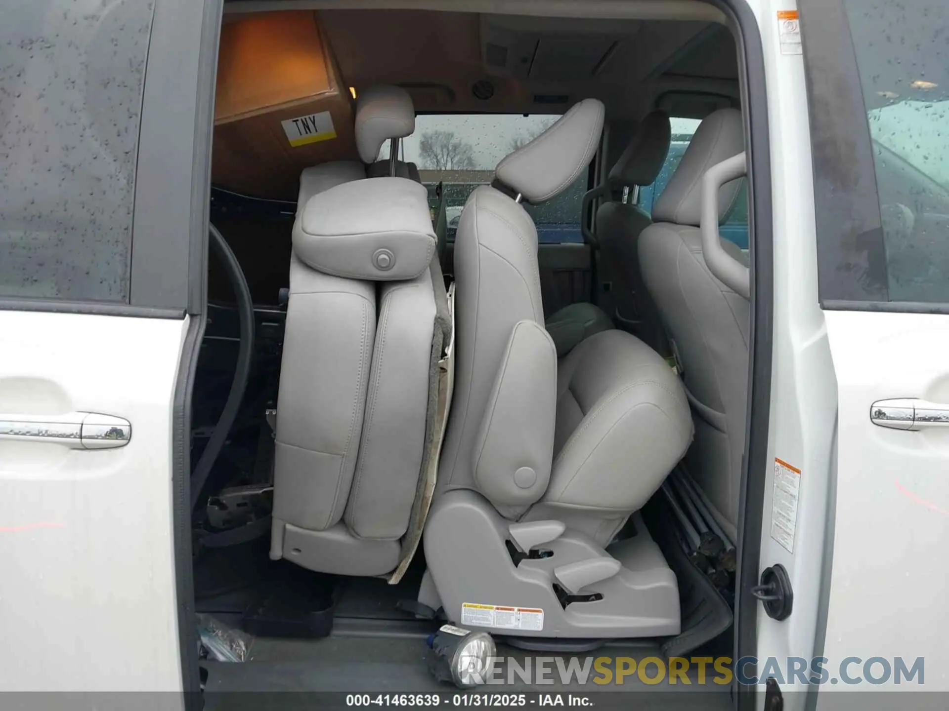 8 Photograph of a damaged car 5TDDZ3DC8KS215123 TOYOTA SIENNA 2019