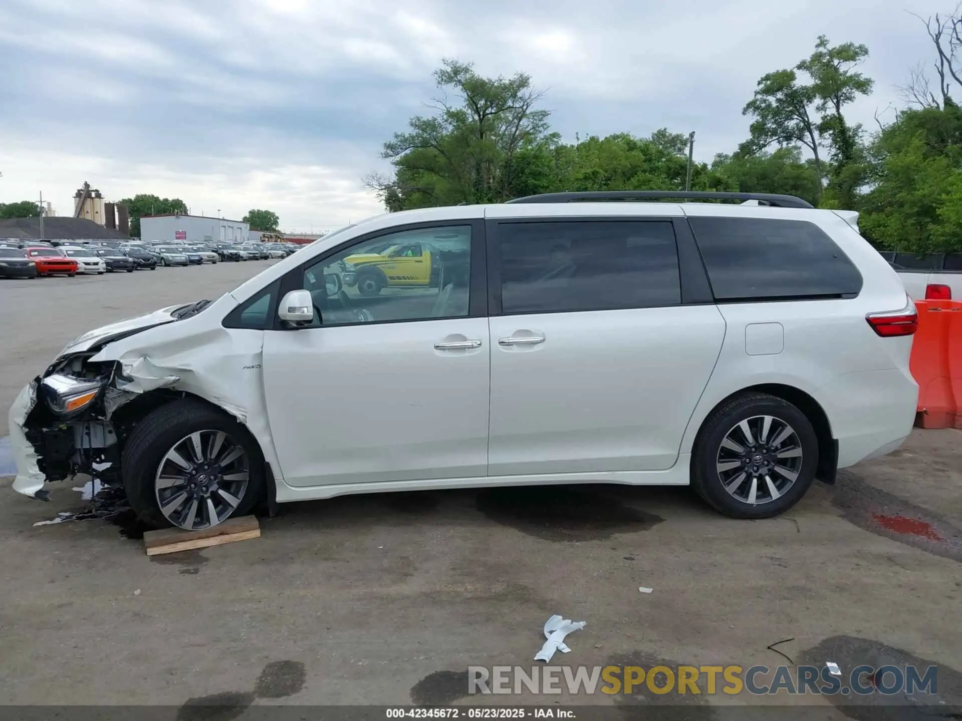14 Photograph of a damaged car 5TDDZ3DC8KS224999 TOYOTA SIENNA 2019