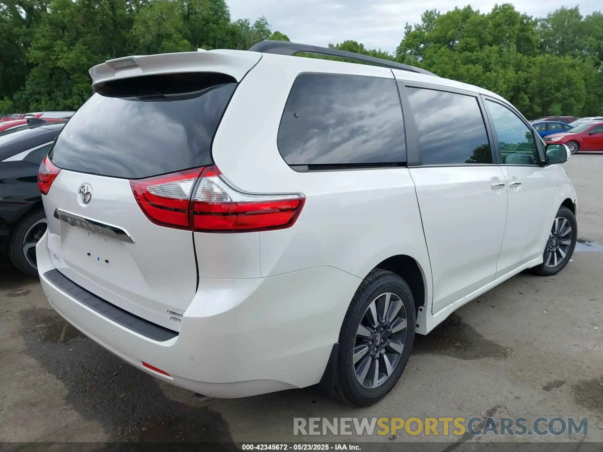 4 Photograph of a damaged car 5TDDZ3DC8KS224999 TOYOTA SIENNA 2019