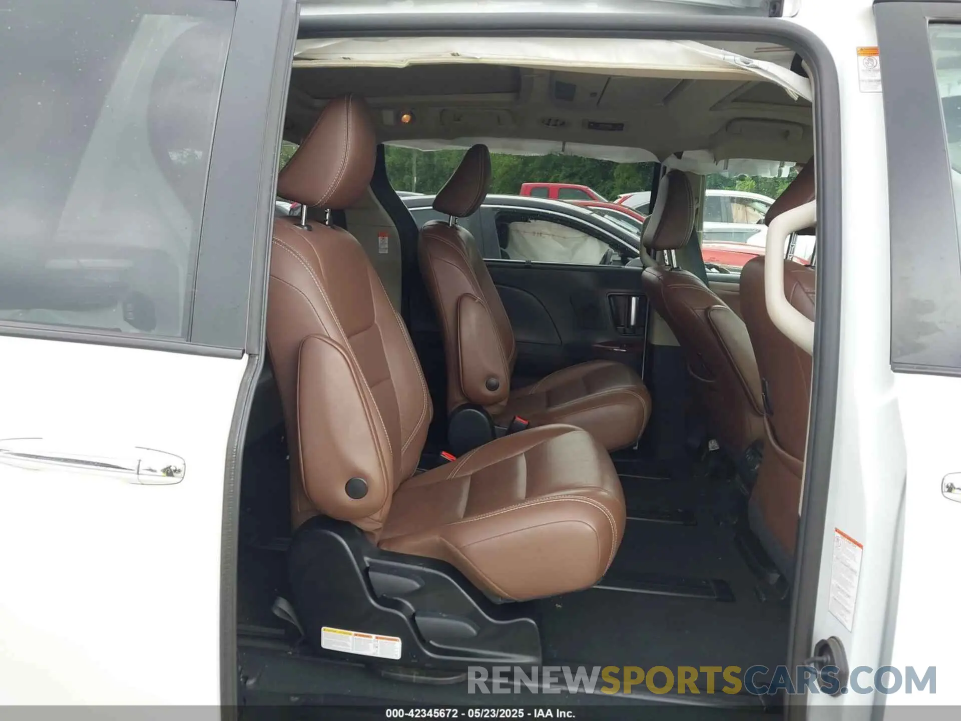 8 Photograph of a damaged car 5TDDZ3DC8KS224999 TOYOTA SIENNA 2019