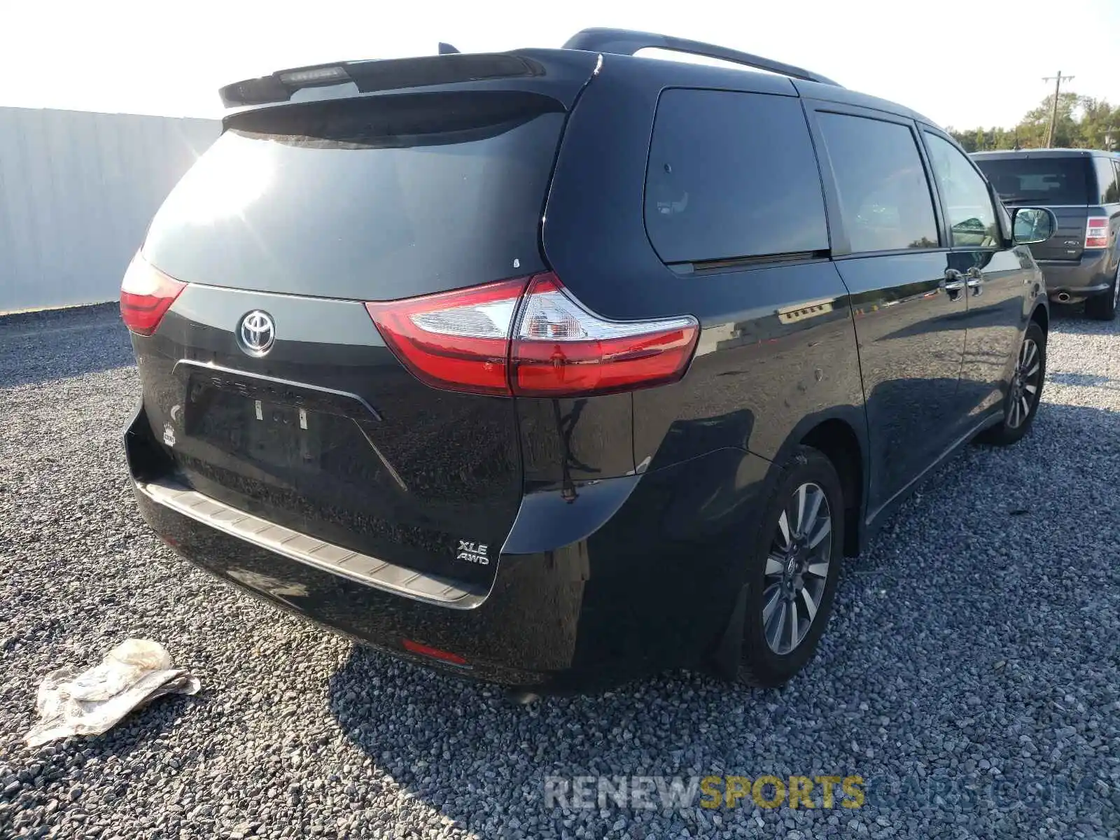 4 Photograph of a damaged car 5TDDZ3DC9KS212537 TOYOTA SIENNA 2019