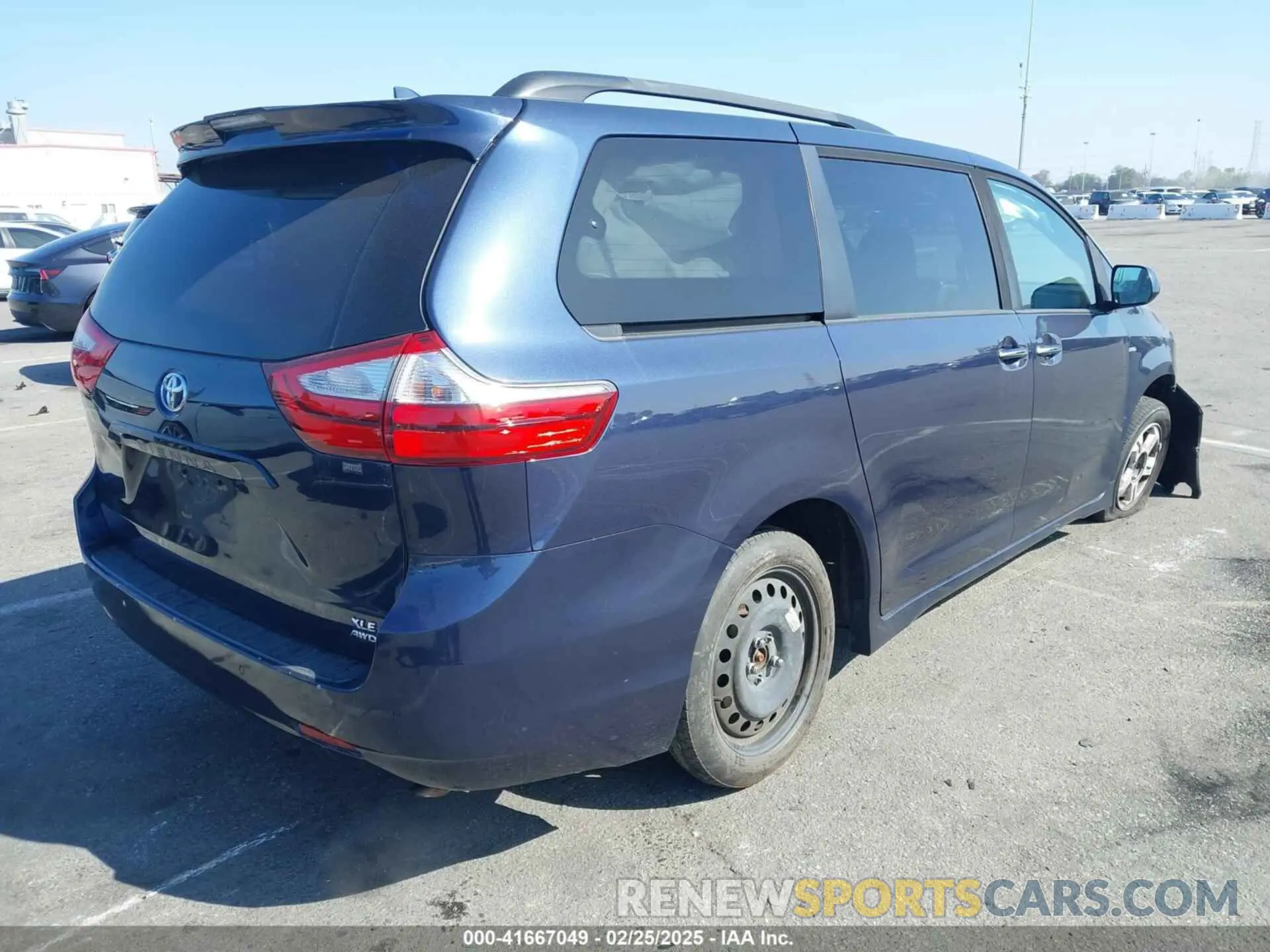 4 Photograph of a damaged car 5TDDZ3DC9KS220976 TOYOTA SIENNA 2019