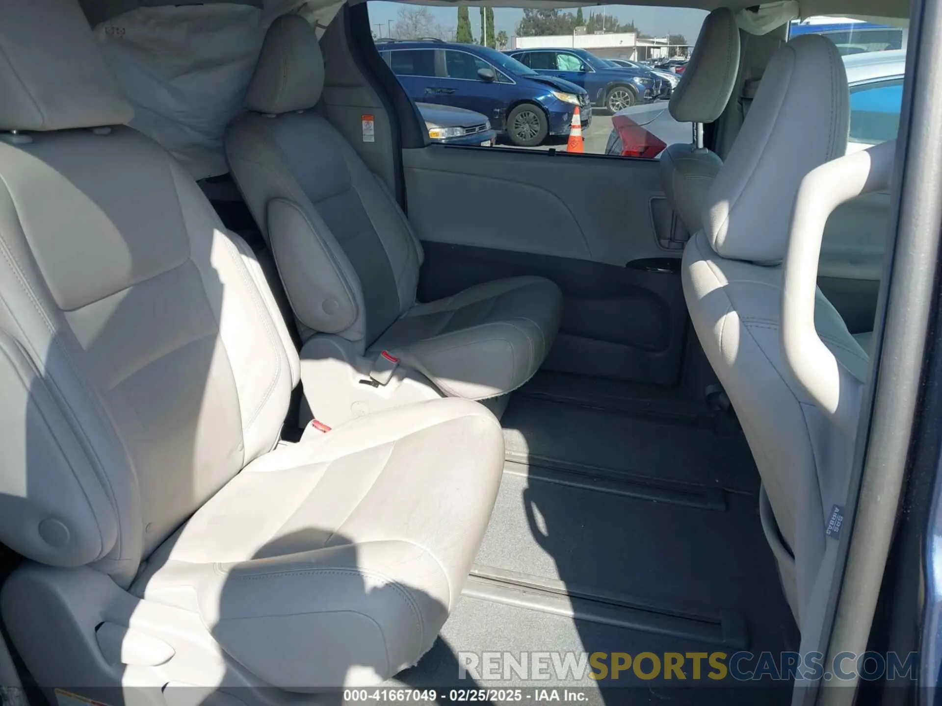 8 Photograph of a damaged car 5TDDZ3DC9KS220976 TOYOTA SIENNA 2019