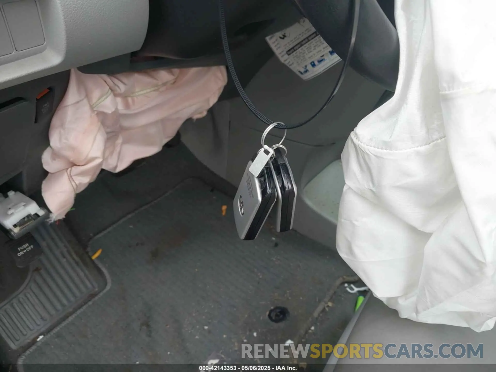 11 Photograph of a damaged car 5TDDZ3DC9KS226549 TOYOTA SIENNA 2019