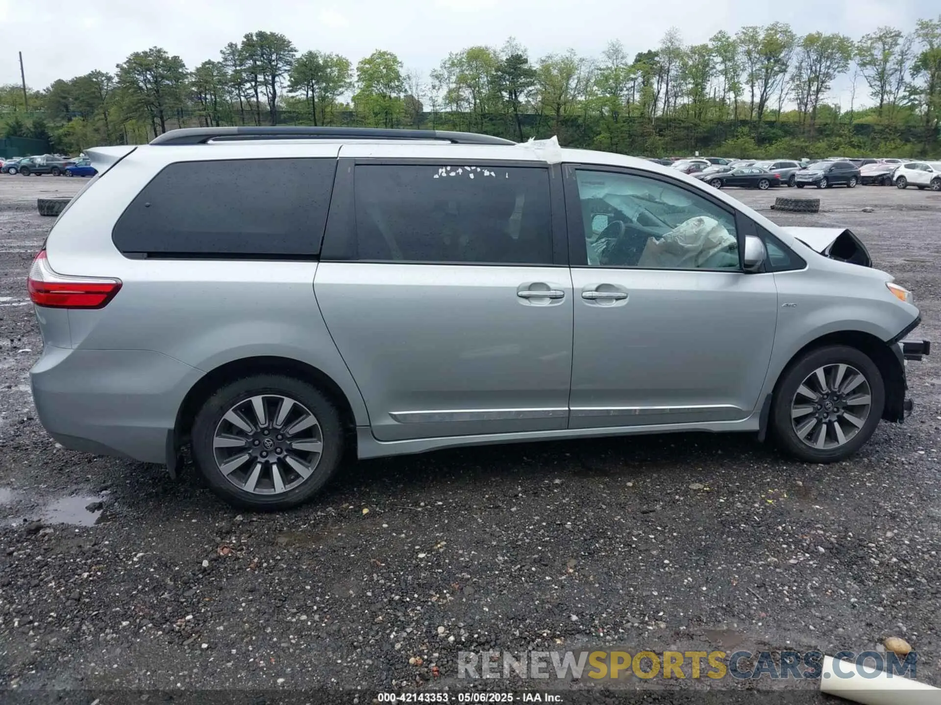 13 Photograph of a damaged car 5TDDZ3DC9KS226549 TOYOTA SIENNA 2019