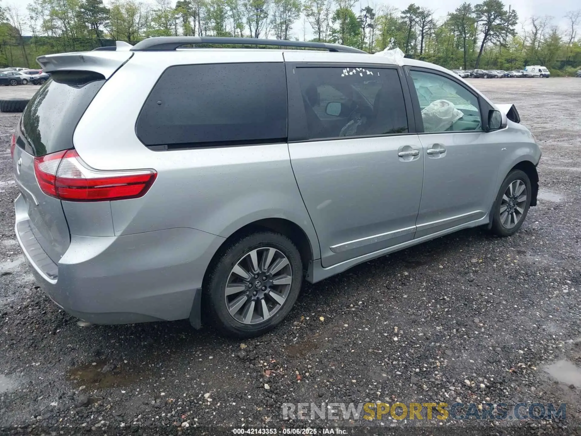 4 Photograph of a damaged car 5TDDZ3DC9KS226549 TOYOTA SIENNA 2019