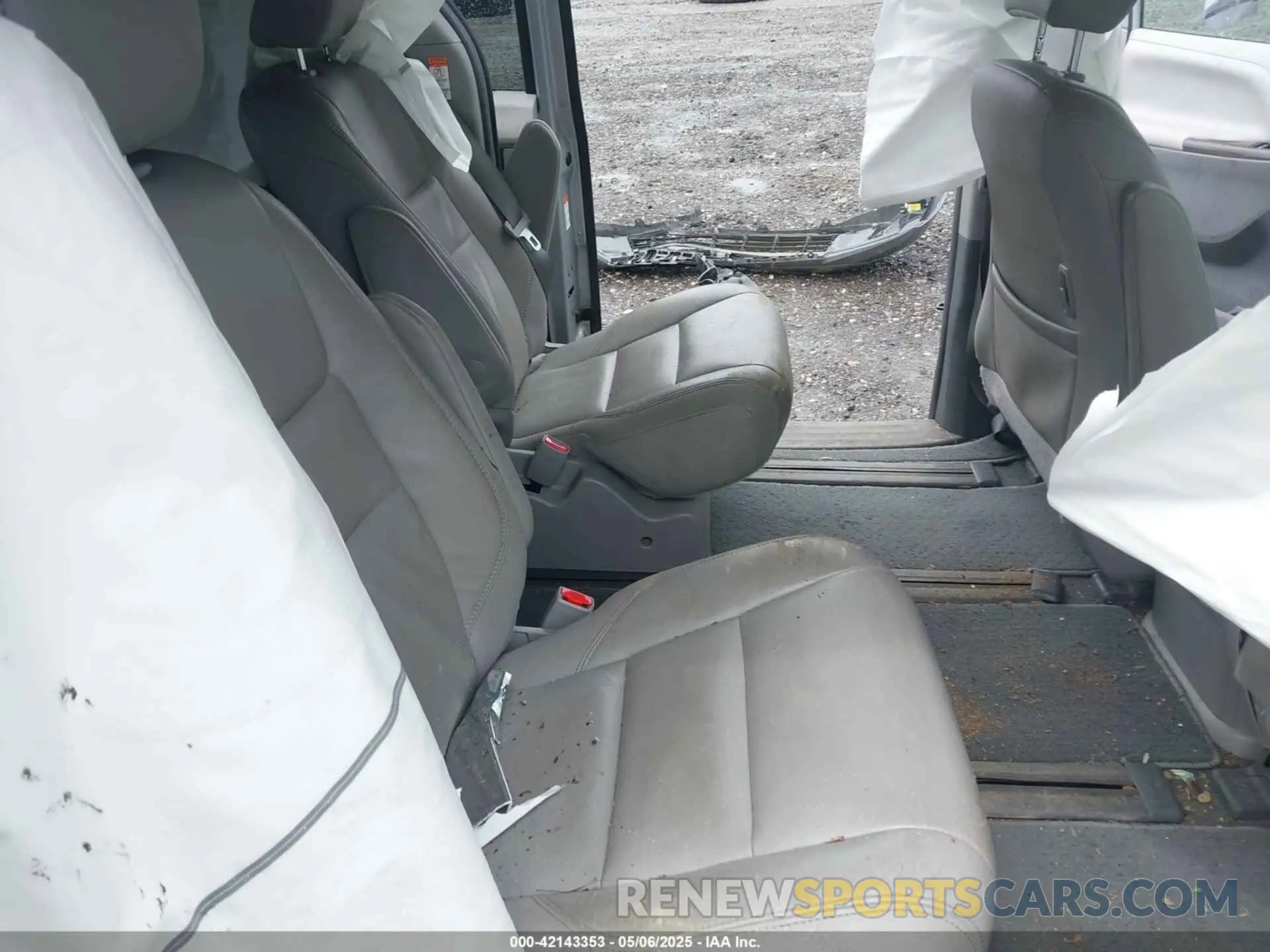 8 Photograph of a damaged car 5TDDZ3DC9KS226549 TOYOTA SIENNA 2019