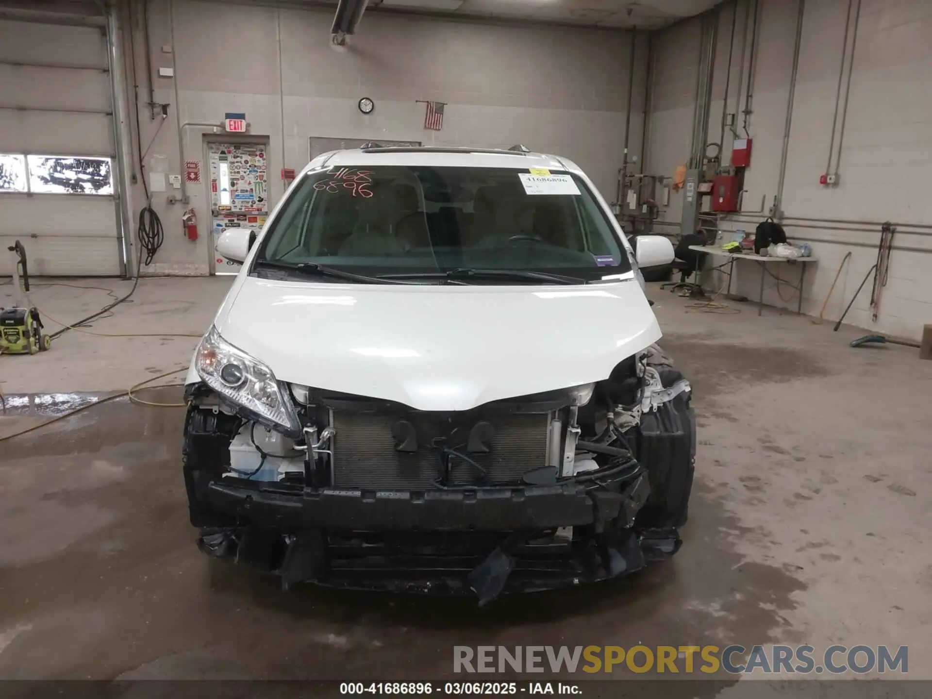 13 Photograph of a damaged car 5TDDZ3DCXKS224647 TOYOTA SIENNA 2019