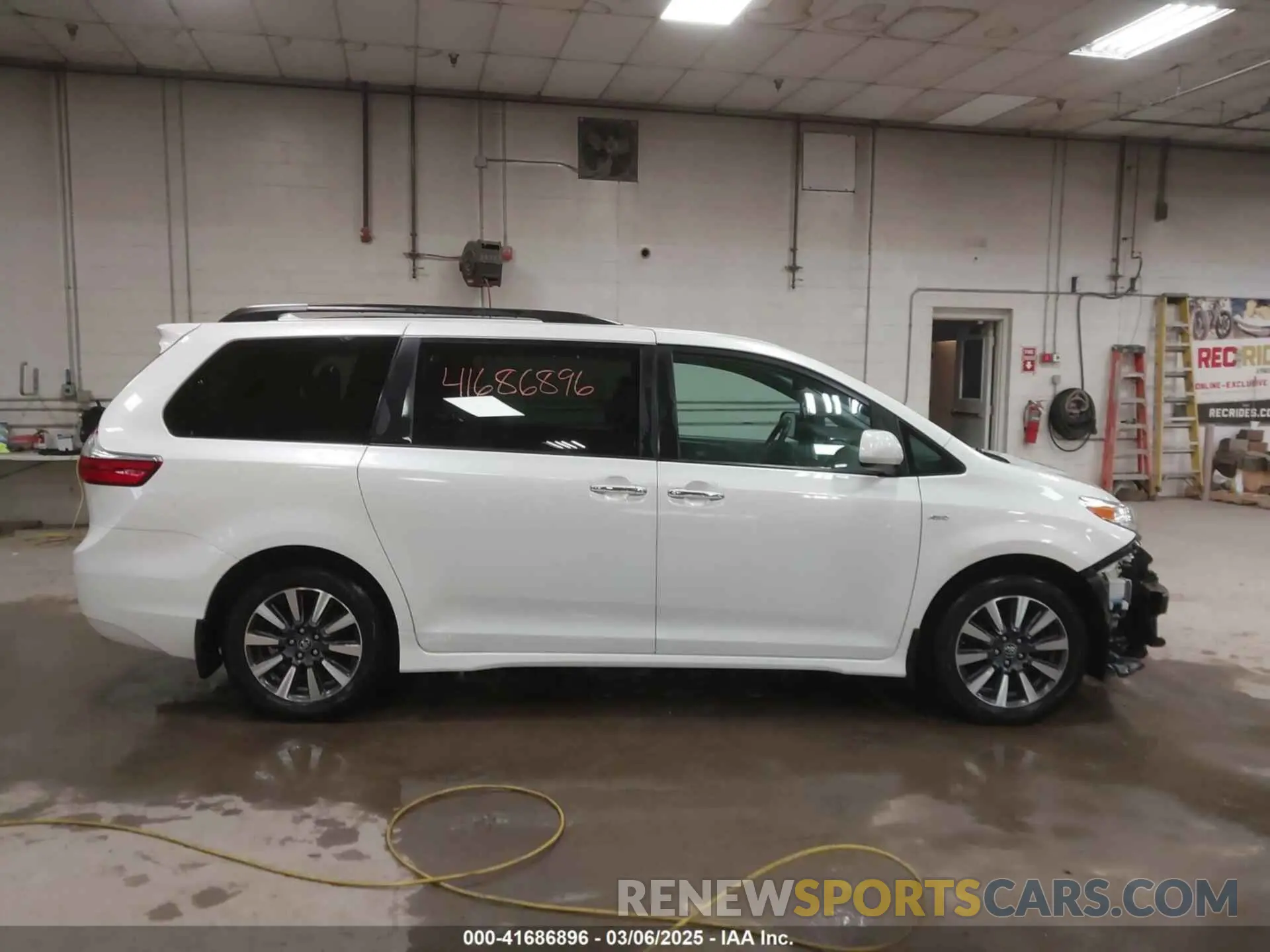 14 Photograph of a damaged car 5TDDZ3DCXKS224647 TOYOTA SIENNA 2019