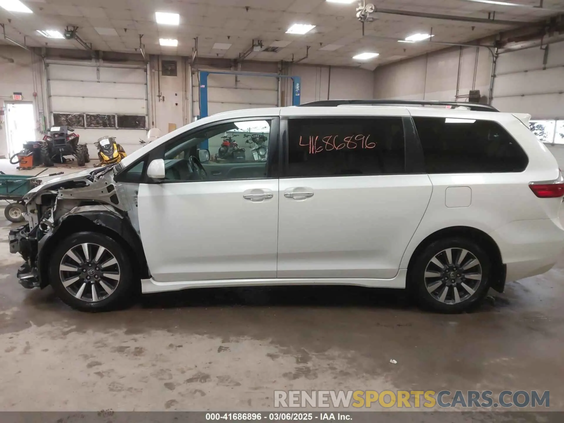 15 Photograph of a damaged car 5TDDZ3DCXKS224647 TOYOTA SIENNA 2019