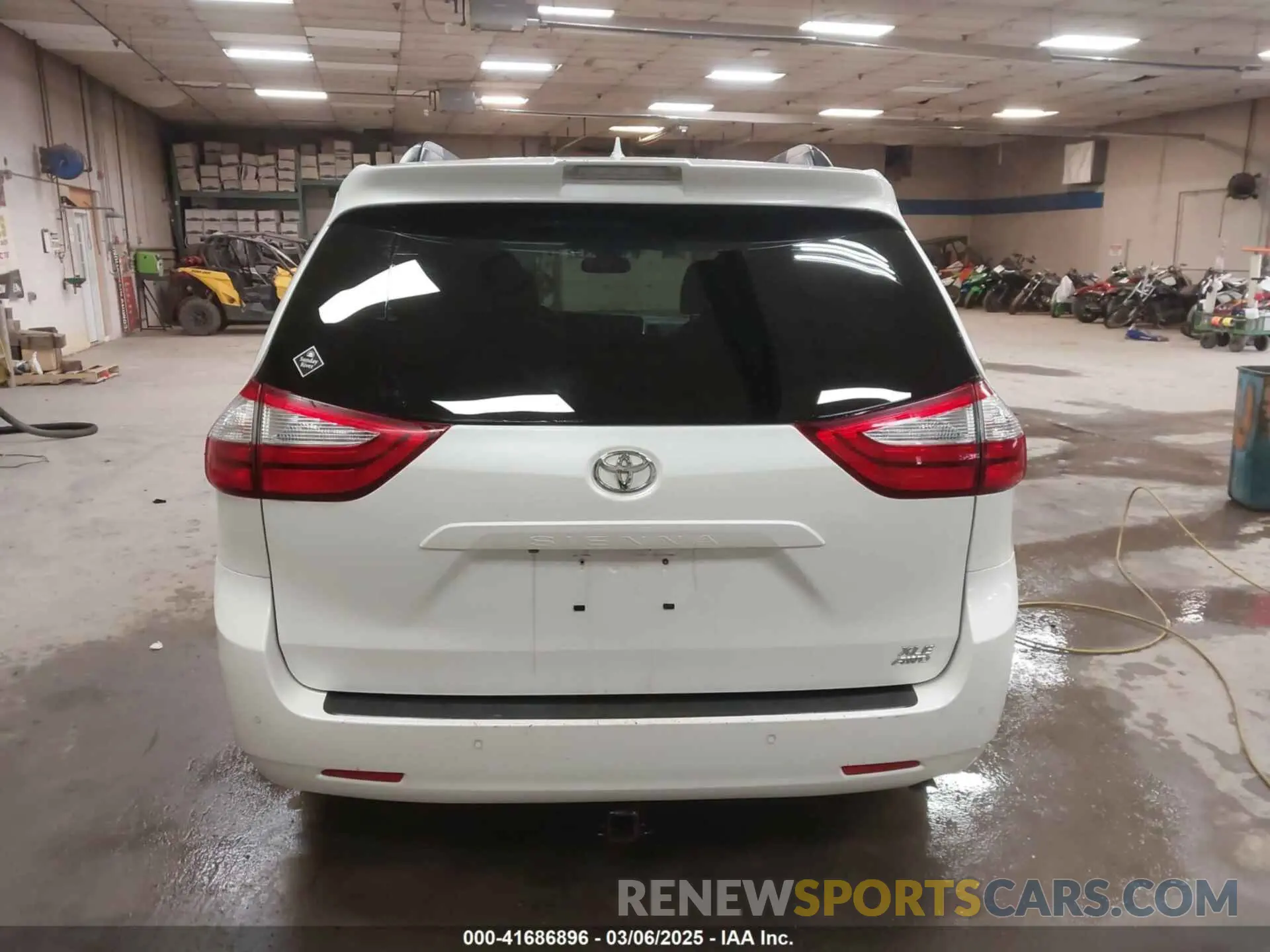 17 Photograph of a damaged car 5TDDZ3DCXKS224647 TOYOTA SIENNA 2019