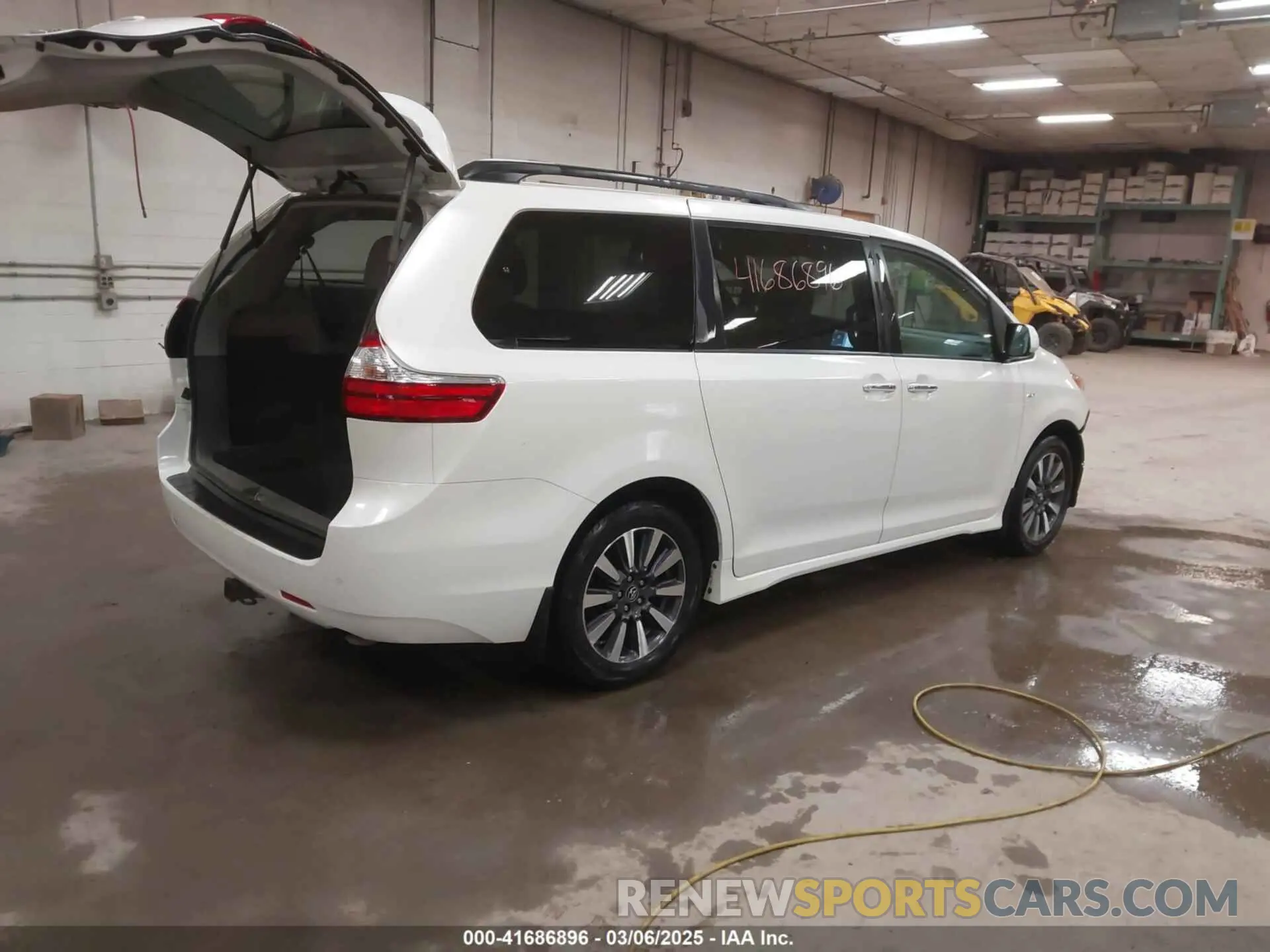 4 Photograph of a damaged car 5TDDZ3DCXKS224647 TOYOTA SIENNA 2019