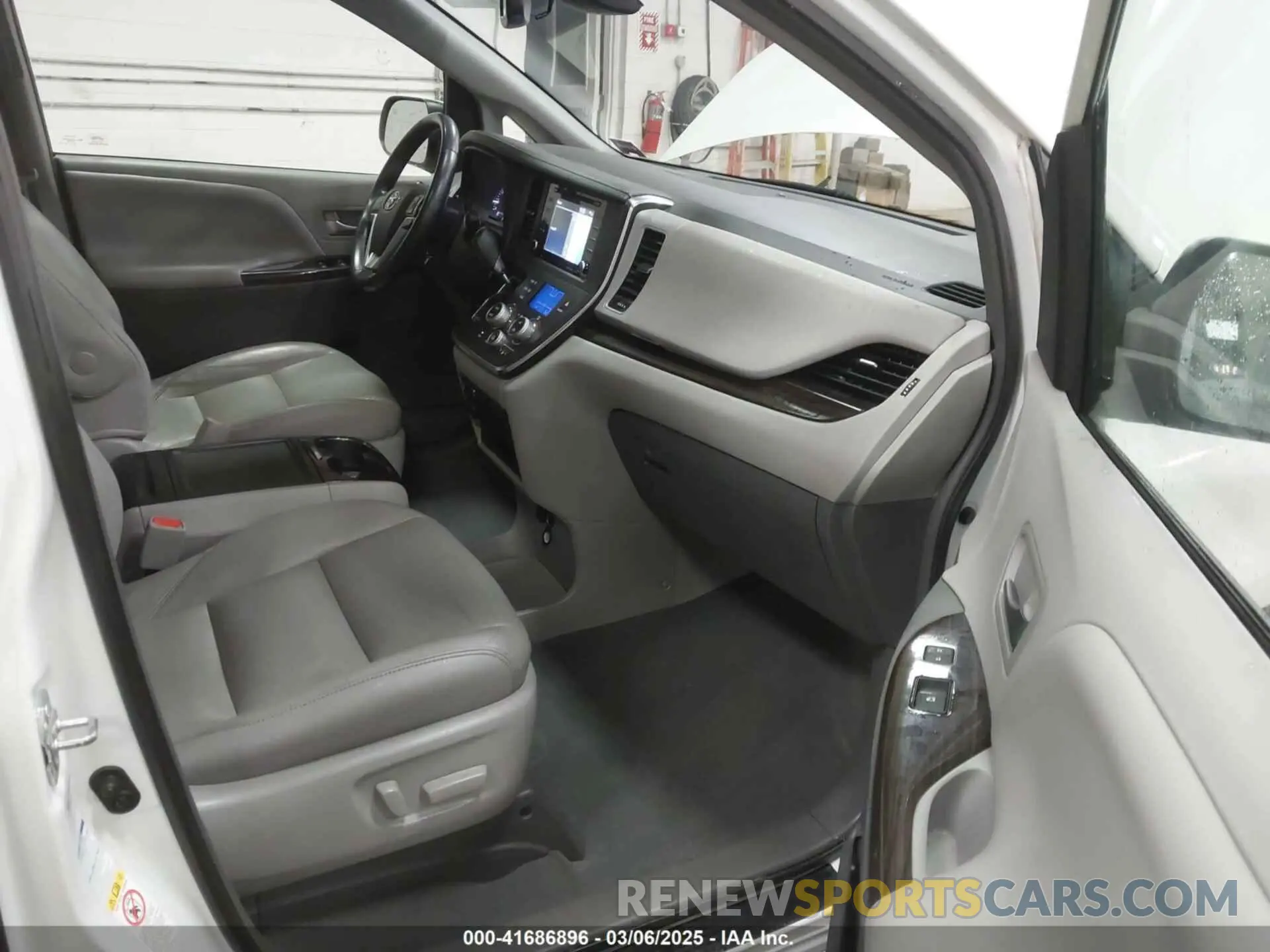 5 Photograph of a damaged car 5TDDZ3DCXKS224647 TOYOTA SIENNA 2019