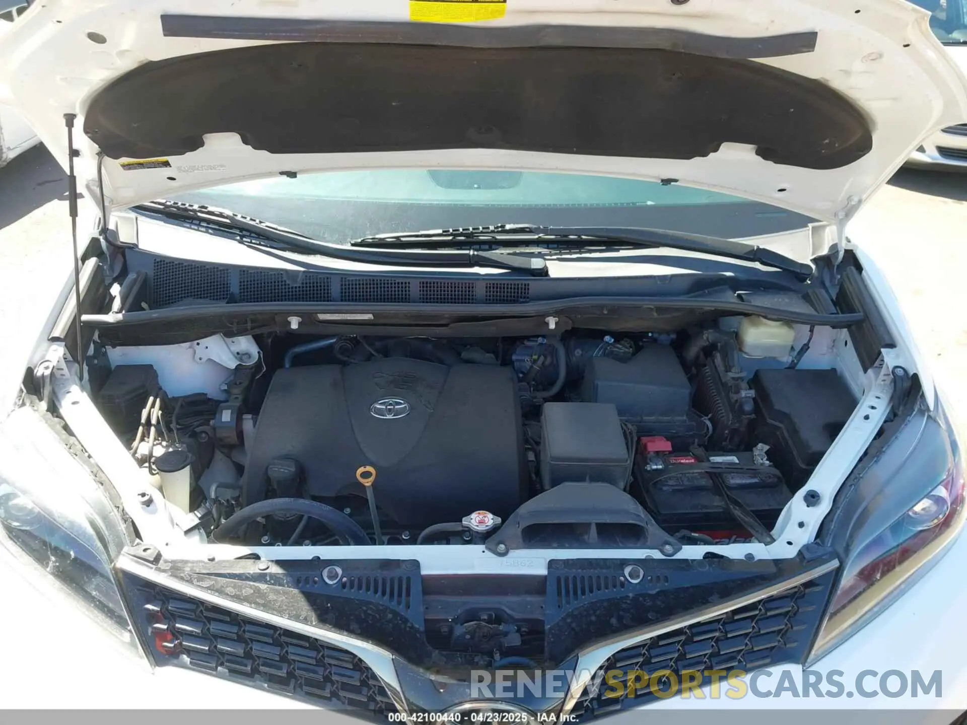 10 Photograph of a damaged car 5TDEZ3DC2KS213064 TOYOTA SIENNA 2019