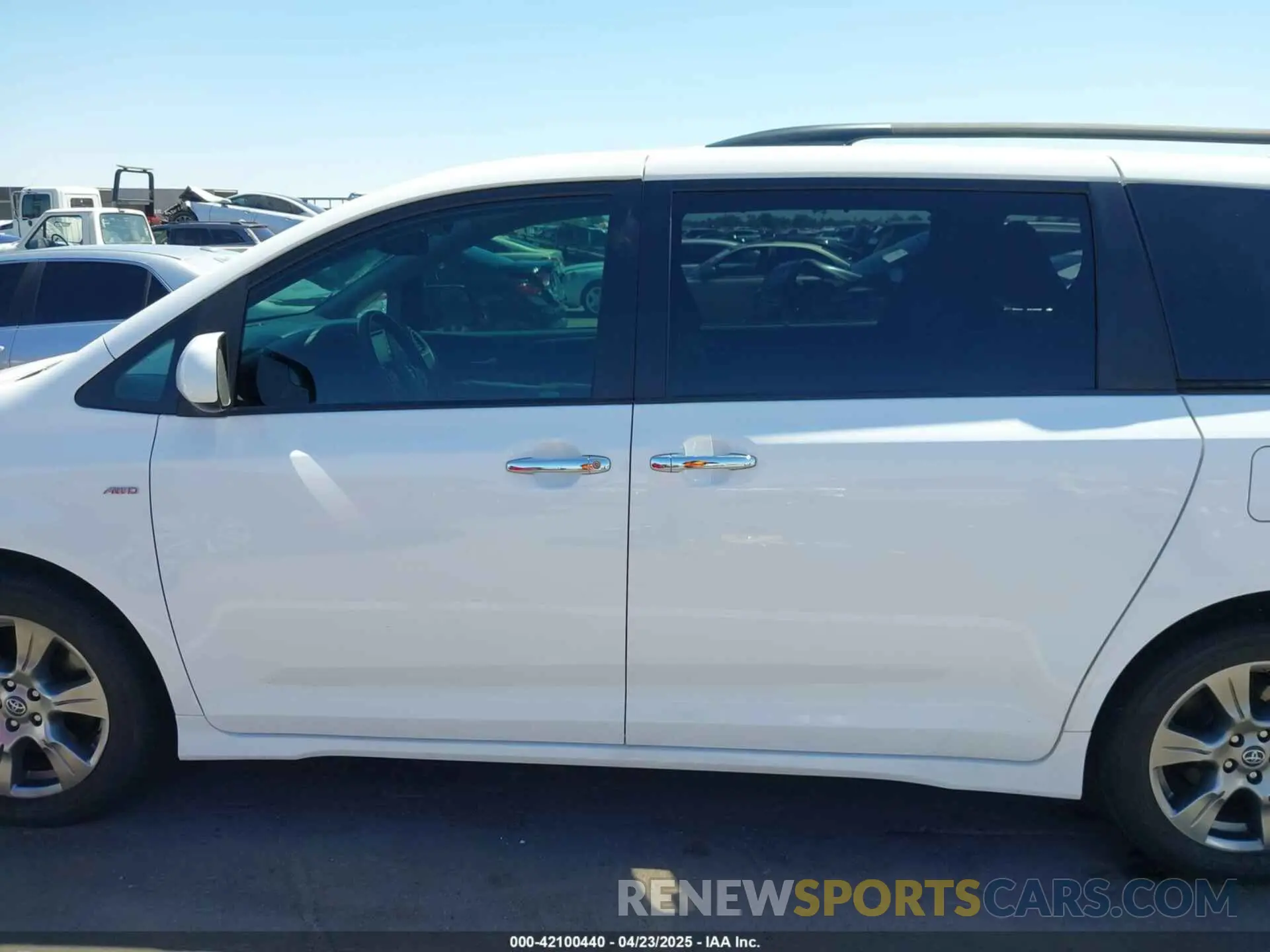 15 Photograph of a damaged car 5TDEZ3DC2KS213064 TOYOTA SIENNA 2019