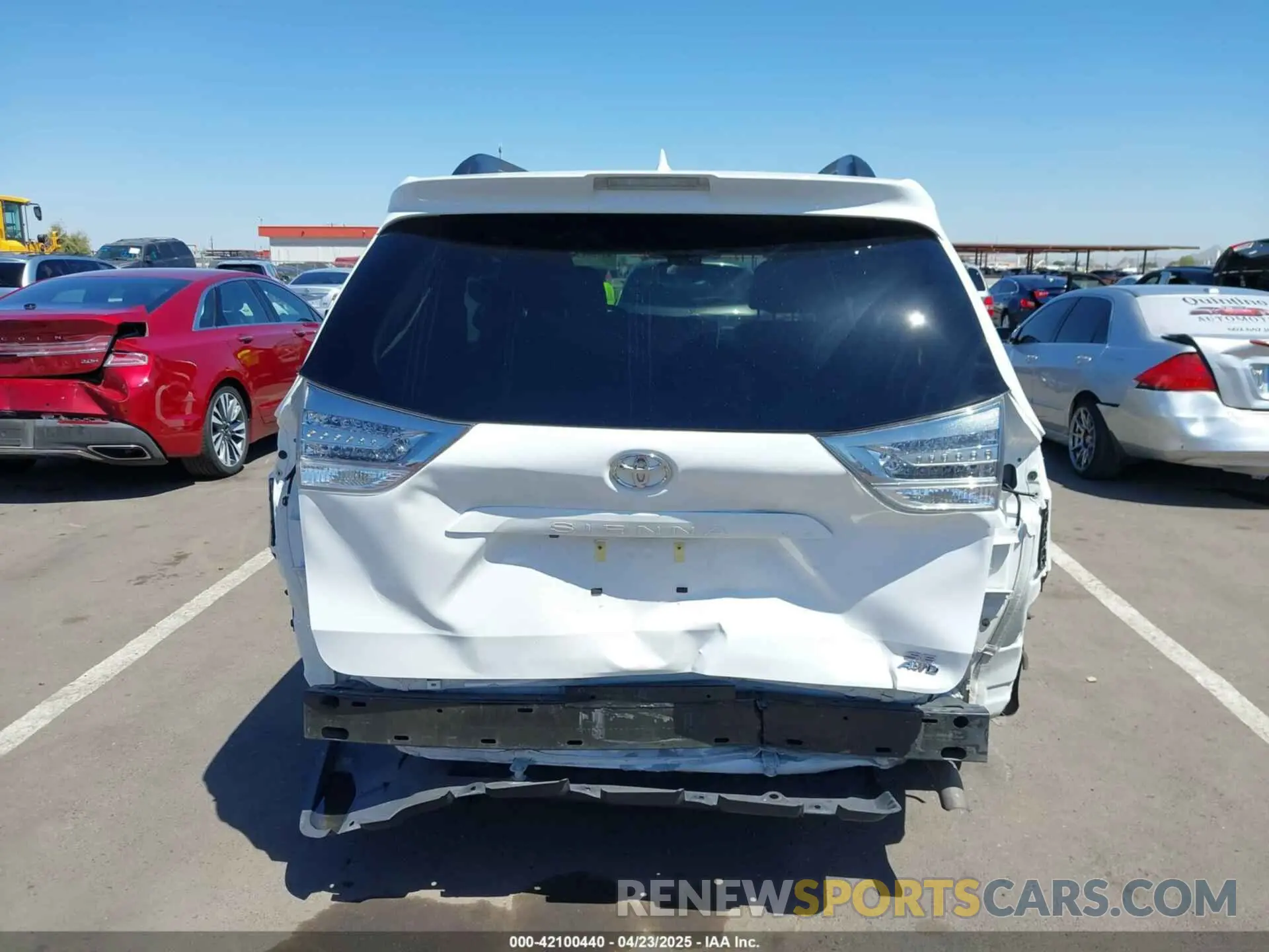 17 Photograph of a damaged car 5TDEZ3DC2KS213064 TOYOTA SIENNA 2019