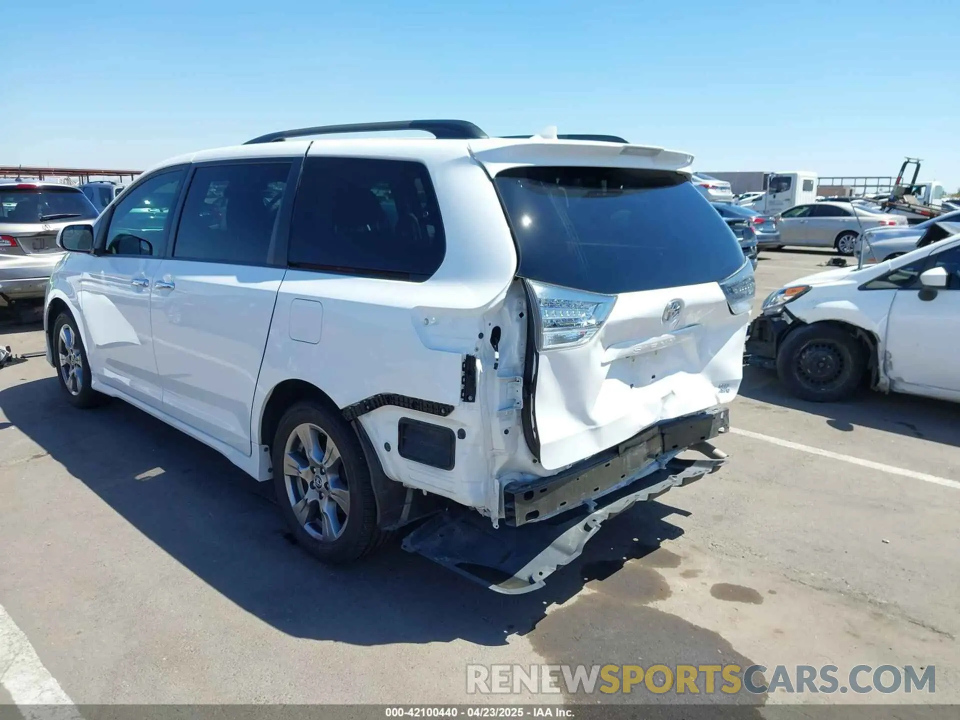 3 Photograph of a damaged car 5TDEZ3DC2KS213064 TOYOTA SIENNA 2019