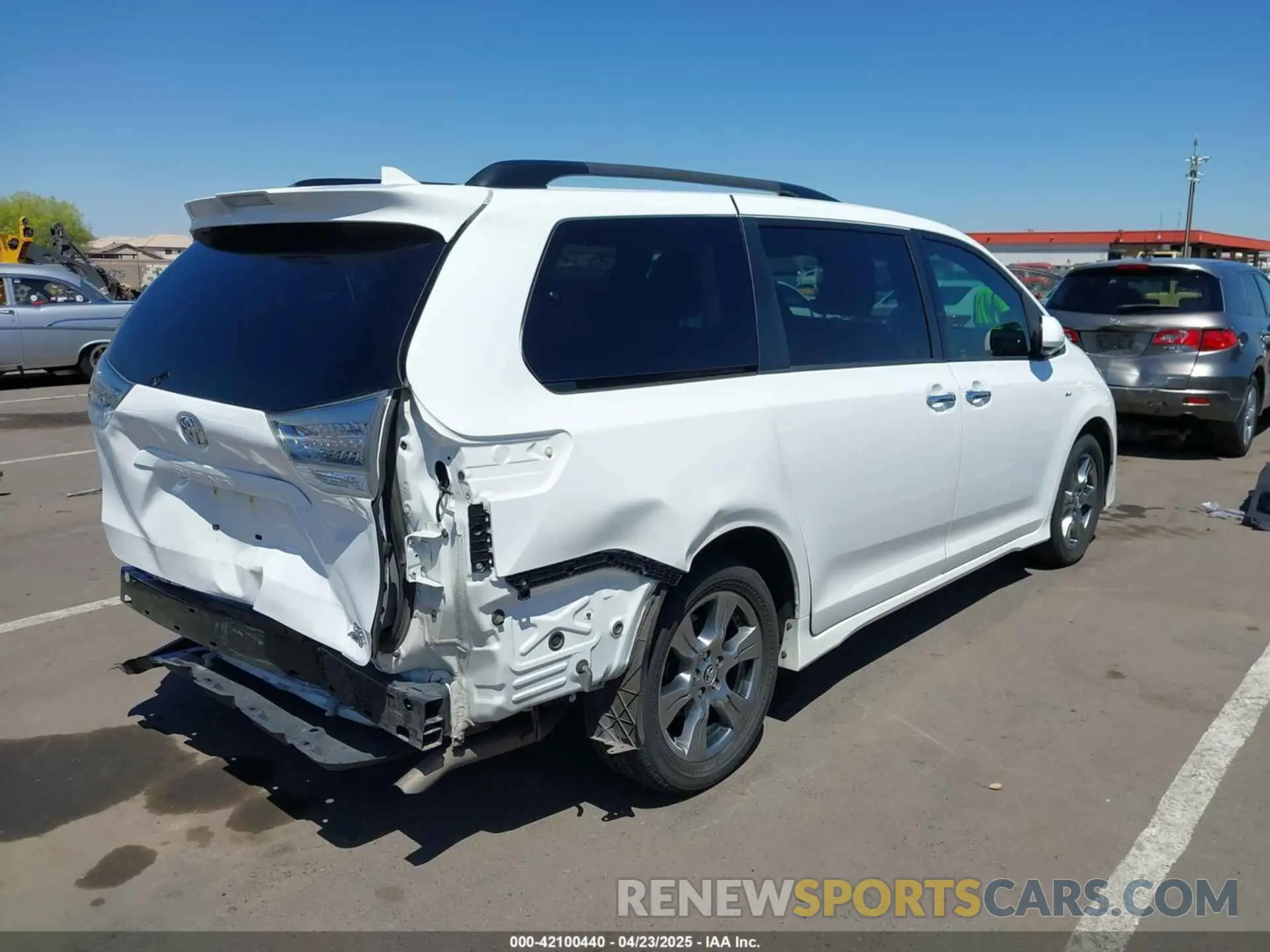 4 Photograph of a damaged car 5TDEZ3DC2KS213064 TOYOTA SIENNA 2019