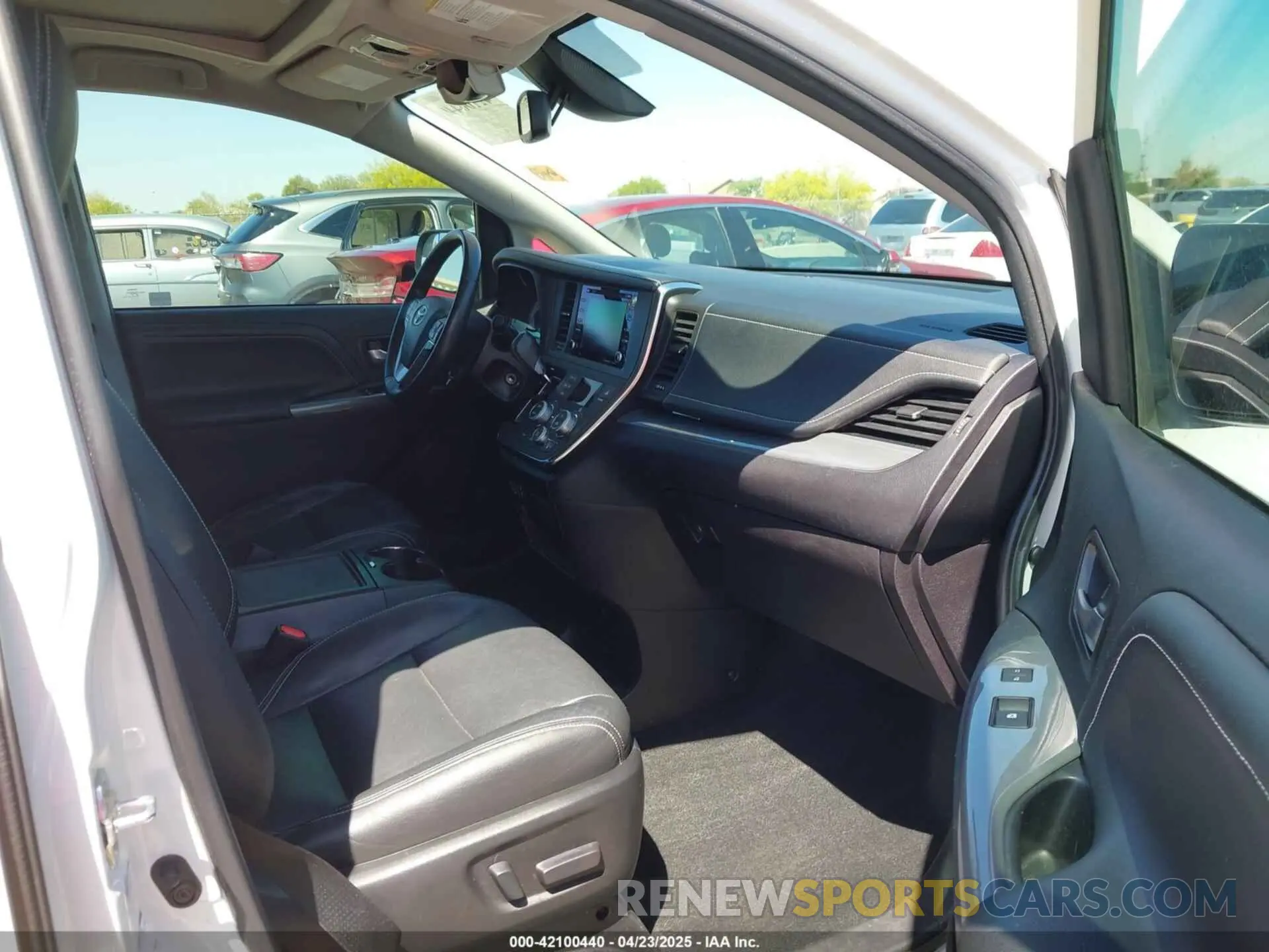 5 Photograph of a damaged car 5TDEZ3DC2KS213064 TOYOTA SIENNA 2019