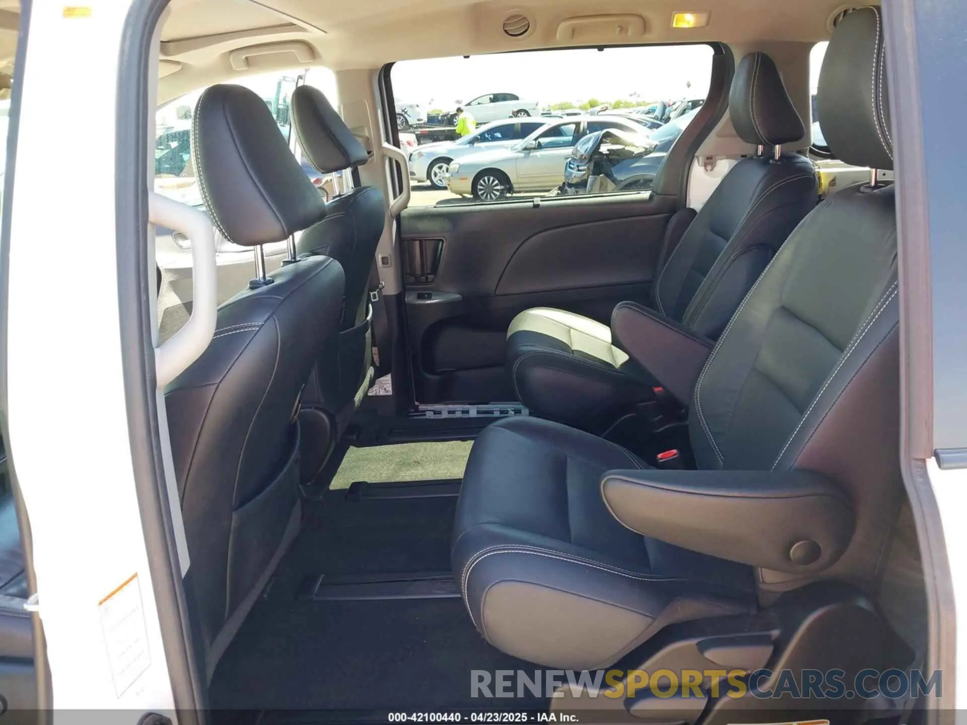 8 Photograph of a damaged car 5TDEZ3DC2KS213064 TOYOTA SIENNA 2019