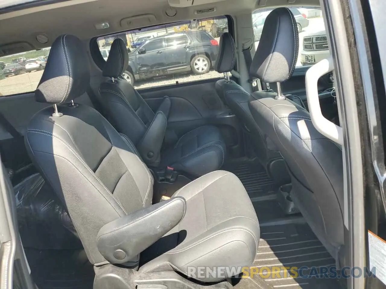 11 Photograph of a damaged car 5TDEZ3DC2KS221004 TOYOTA SIENNA 2019