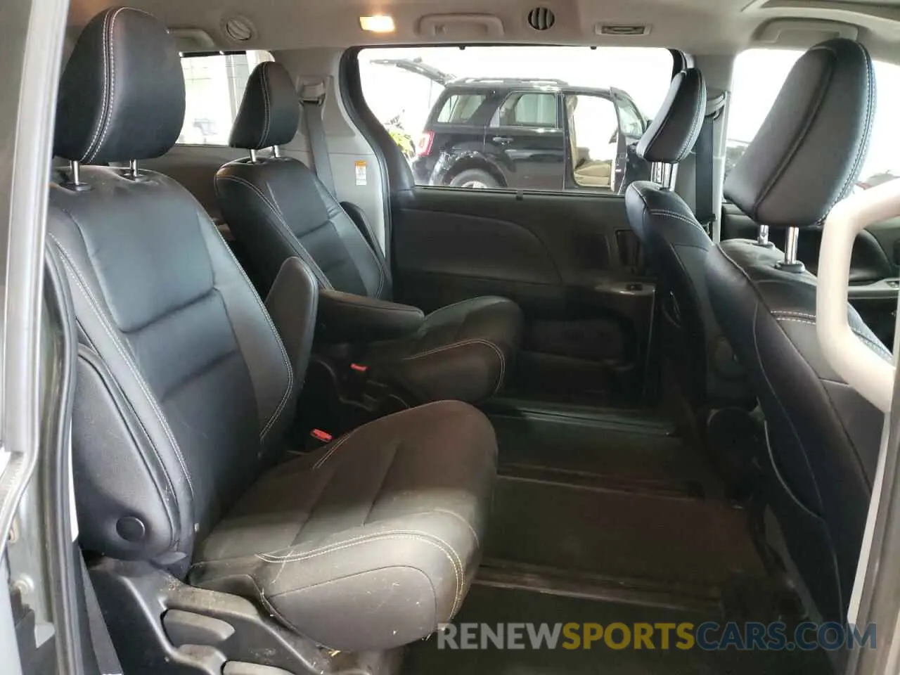 11 Photograph of a damaged car 5TDEZ3DC3KS221691 TOYOTA SIENNA 2019
