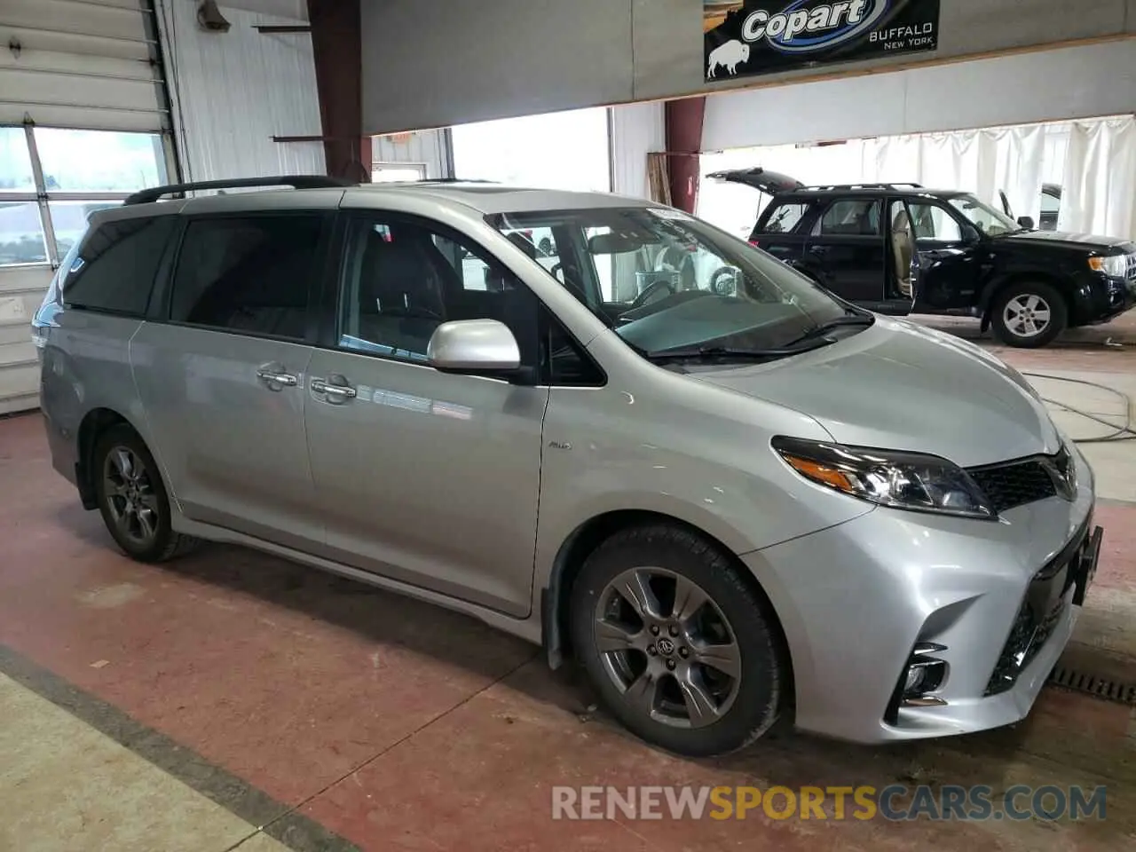 4 Photograph of a damaged car 5TDEZ3DC3KS221691 TOYOTA SIENNA 2019