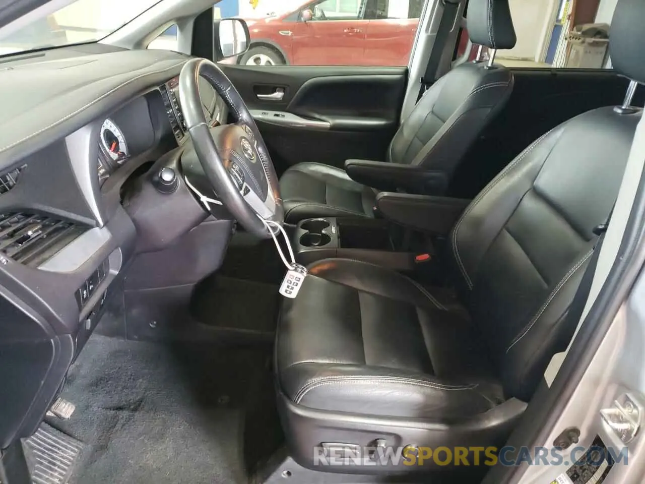 7 Photograph of a damaged car 5TDEZ3DC3KS221691 TOYOTA SIENNA 2019