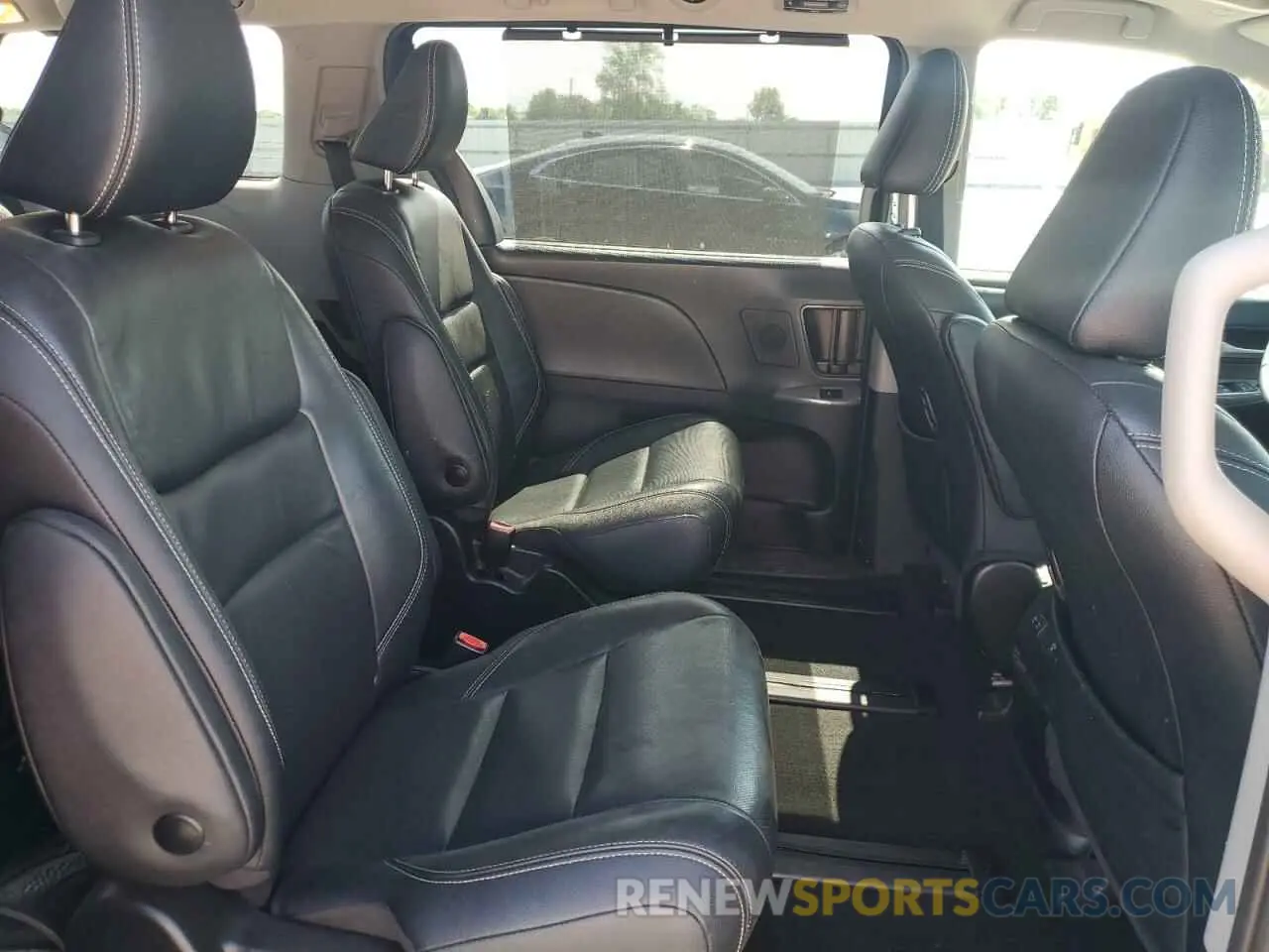 11 Photograph of a damaged car 5TDEZ3DC4KS215396 TOYOTA SIENNA 2019